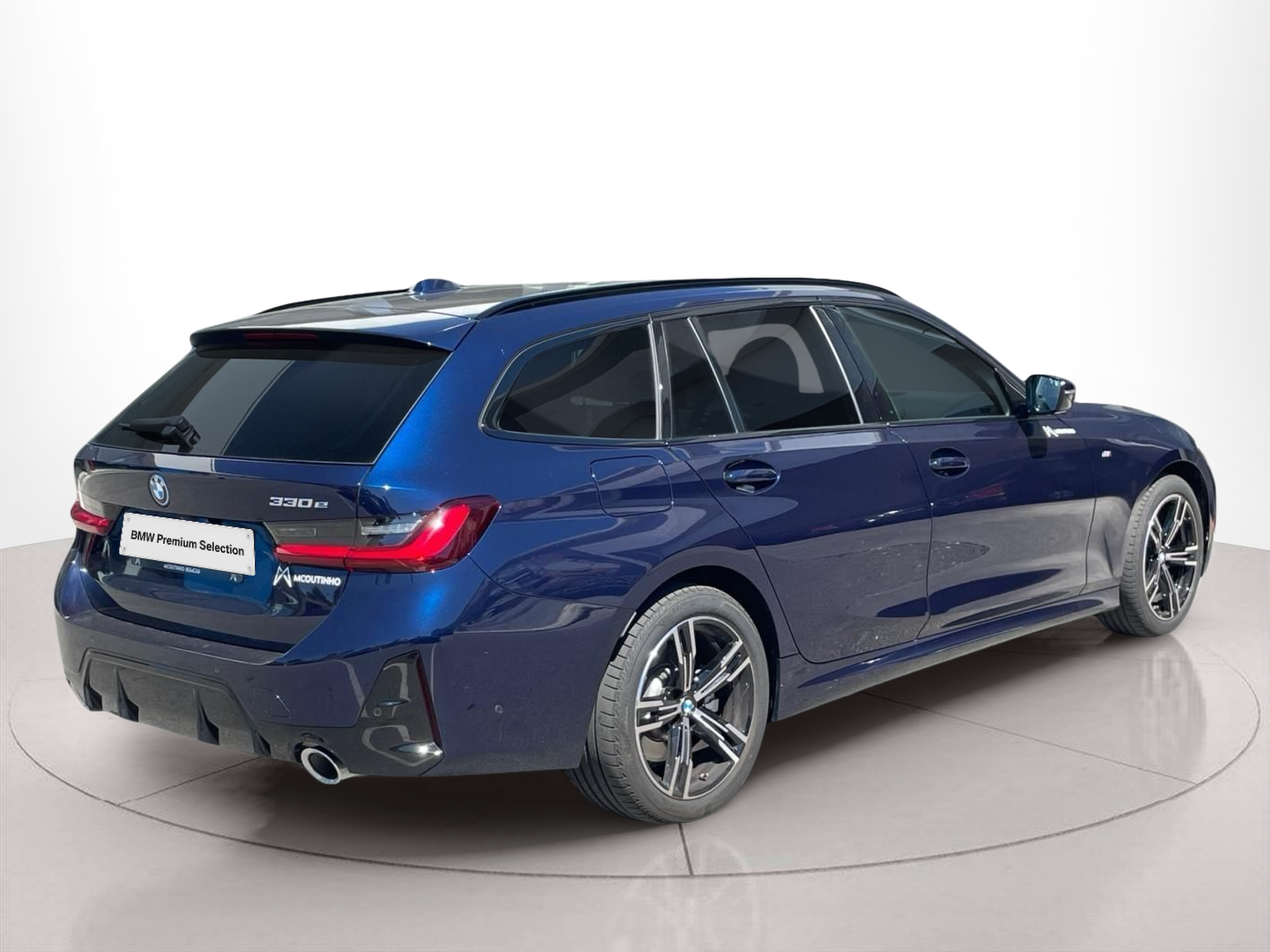 BMW Série 3 330e Touring color Azul. Año 2025. 215KW(292CV). Elétrico / Gasolina Híbrido. En concesionario MCoutinho - Viseu de Viseu