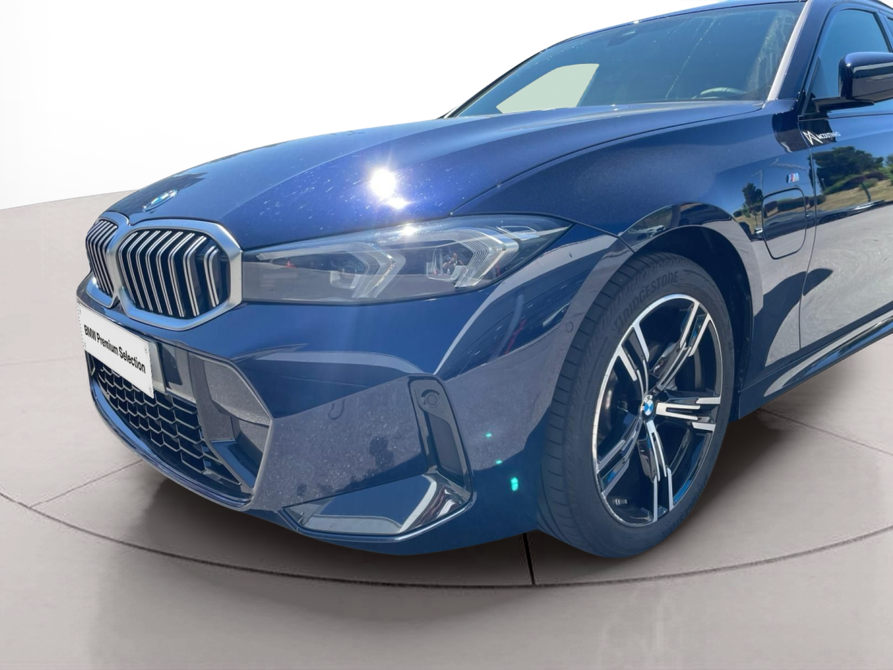 BMW Série 3 330e Touring color Azul. Año 2025. 215KW(292CV). Elétrico / Gasolina Híbrido. En concesionario MCoutinho - Viseu de Viseu