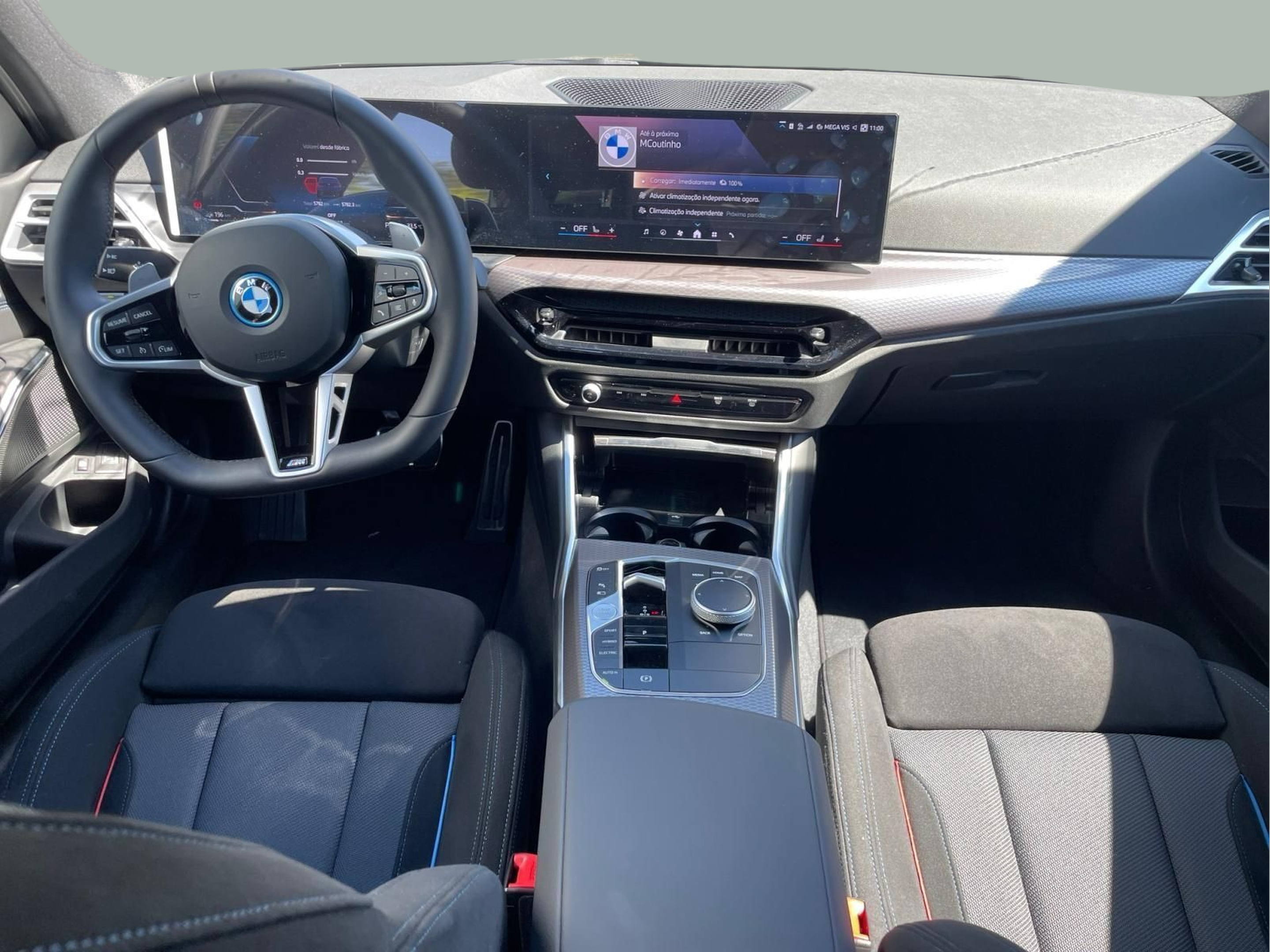 BMW Série 3 330e Touring color Azul. Año 2025. 215KW(292CV). Elétrico / Gasolina Híbrido. En concesionario MCoutinho - Viseu de Viseu