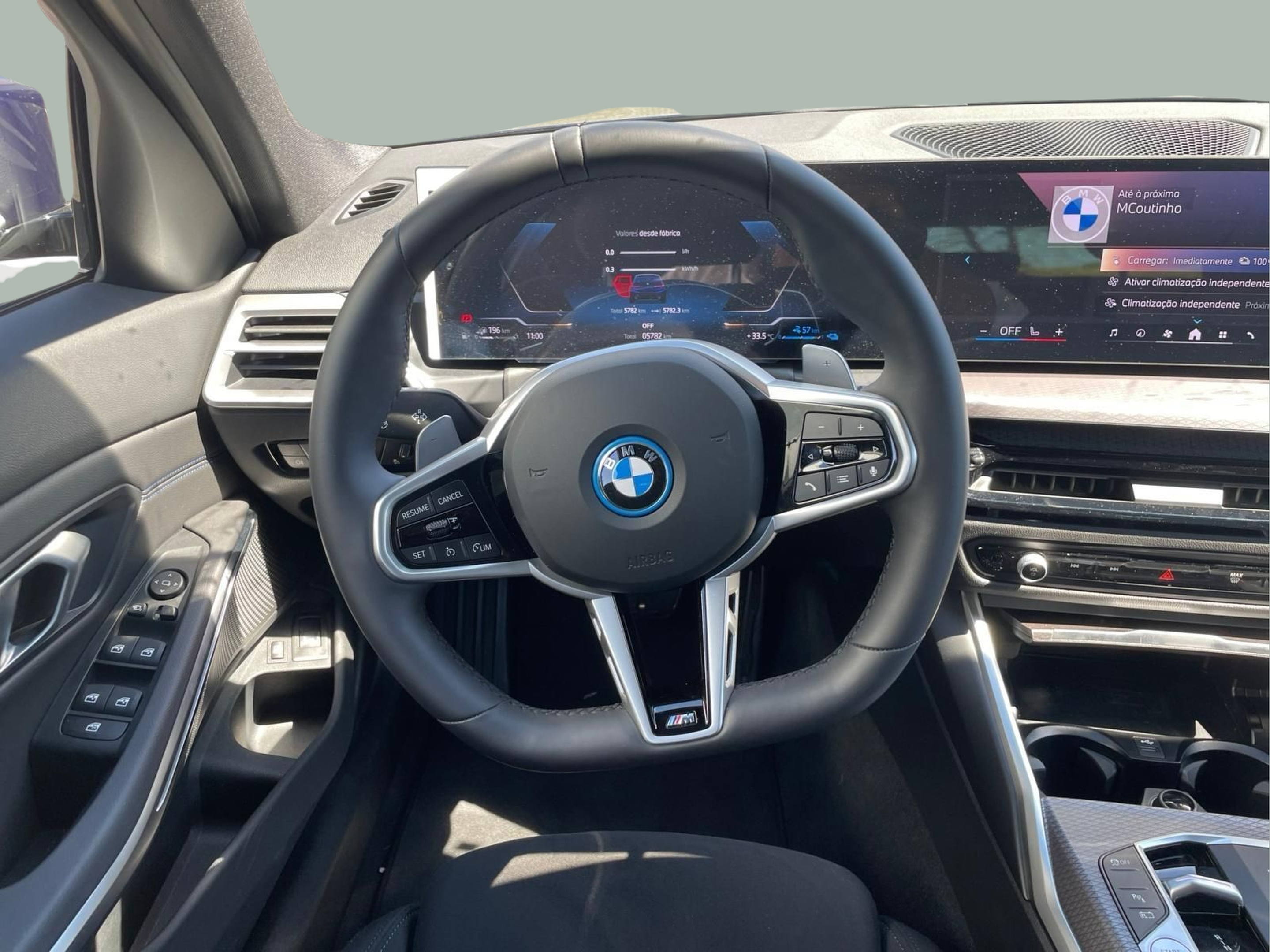 BMW Série 3 330e Touring color Azul. Año 2025. 215KW(292CV). Elétrico / Gasolina Híbrido. En concesionario MCoutinho - Viseu de Viseu