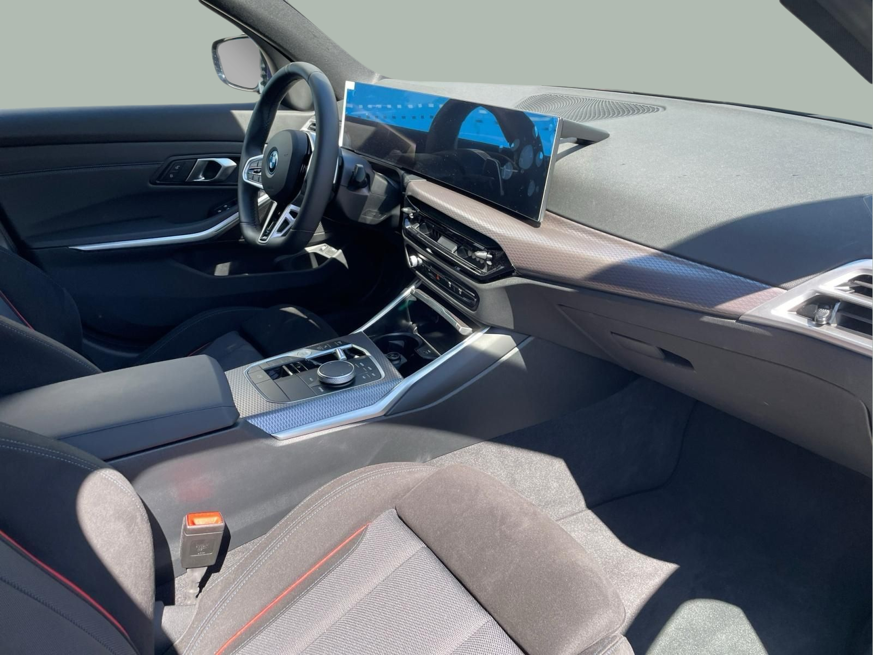 BMW Série 3 330e Touring color Azul. Año 2025. 215KW(292CV). Elétrico / Gasolina Híbrido. En concesionario MCoutinho - Viseu de Viseu
