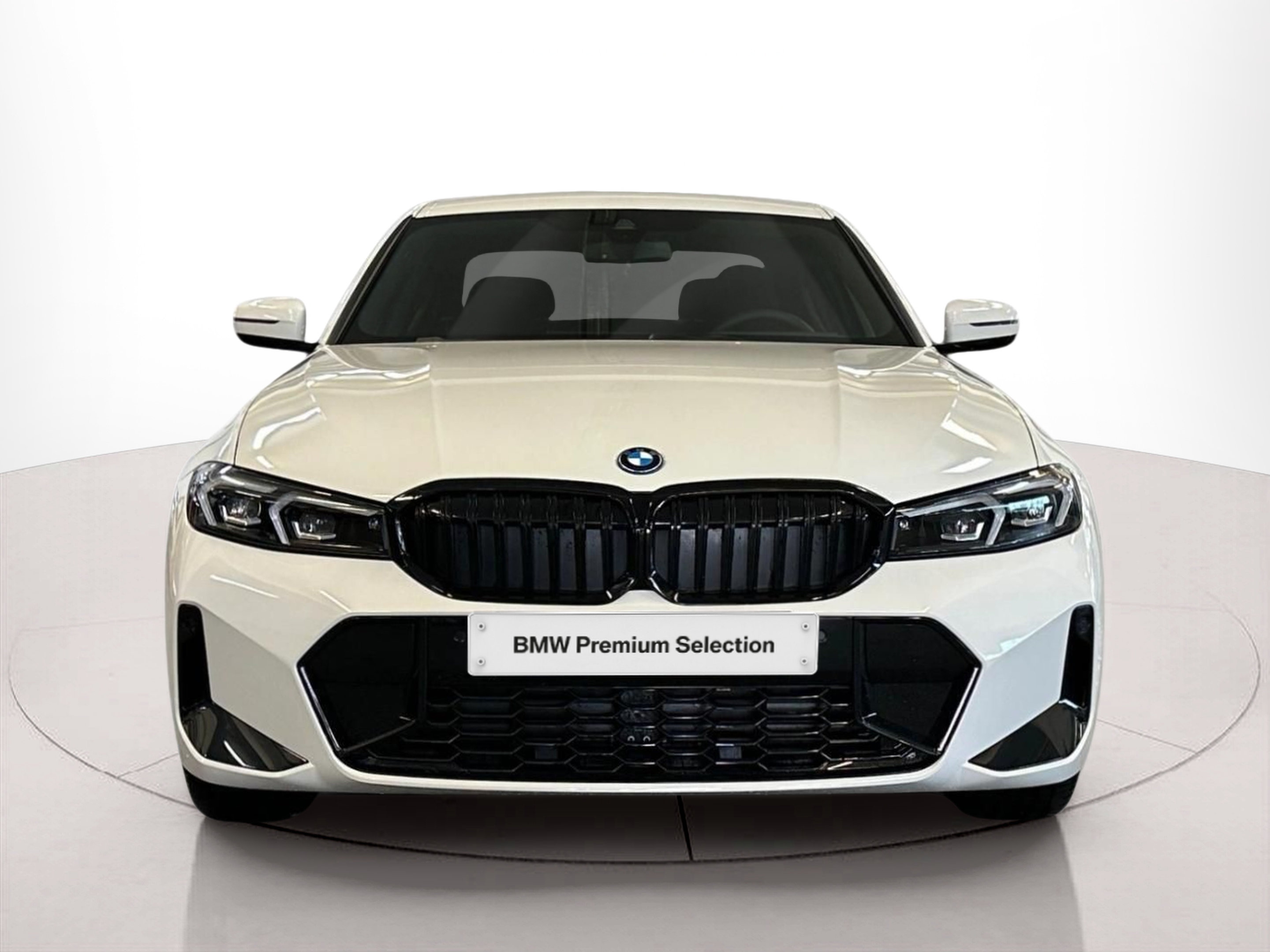 Fotos de BMW Série 3 330e Berlina color Blanco. Año 2026. 215KW(292CV). Elétrico / Gasolina Híbrido. En concesionario MCoutinho - Vila Real de Vila Real