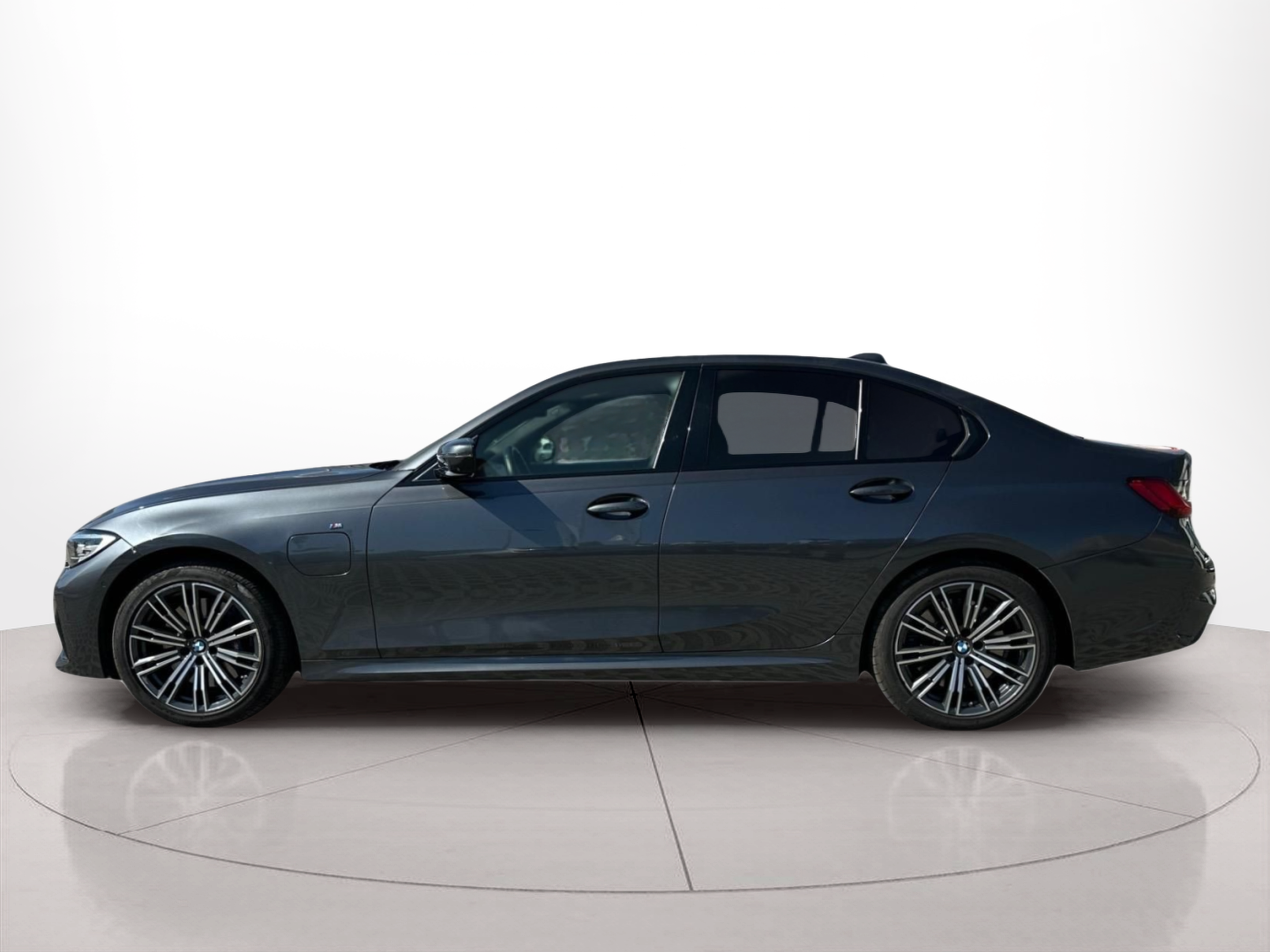 Fotos de BMW Série 3 330e Berlina color Gris. Año 2020. 215KW(292CV). Elétrico / Gasolina Híbrido. En concesionario MCoutinho - Bragança de Bragança