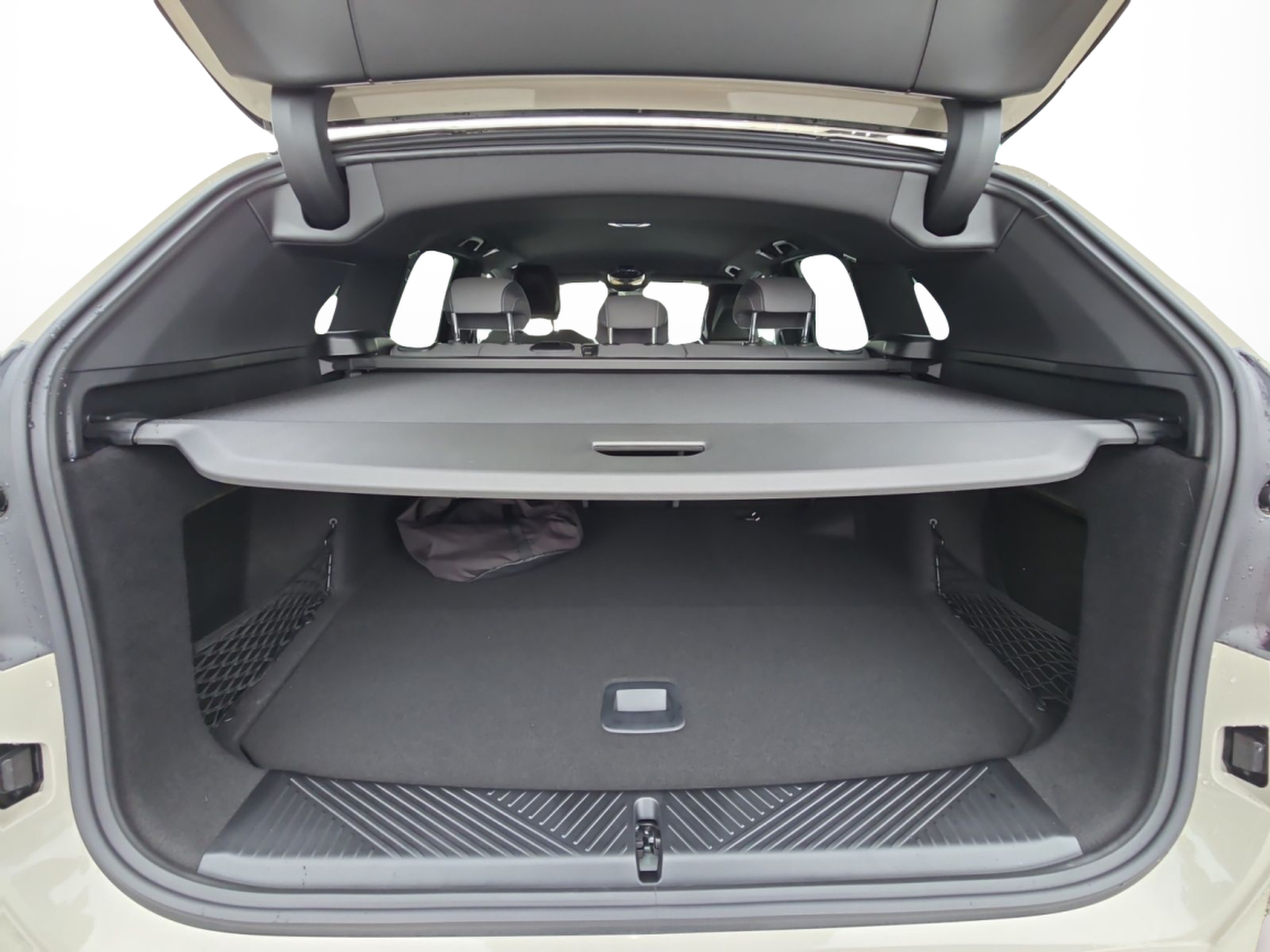 BMW X3 xDrive30e color Gris. Año 2026. 220KW(299CV). Elétrico / Gasolina Híbrido. En concesionario MCoutinho Bomcar Leiria de Leiria