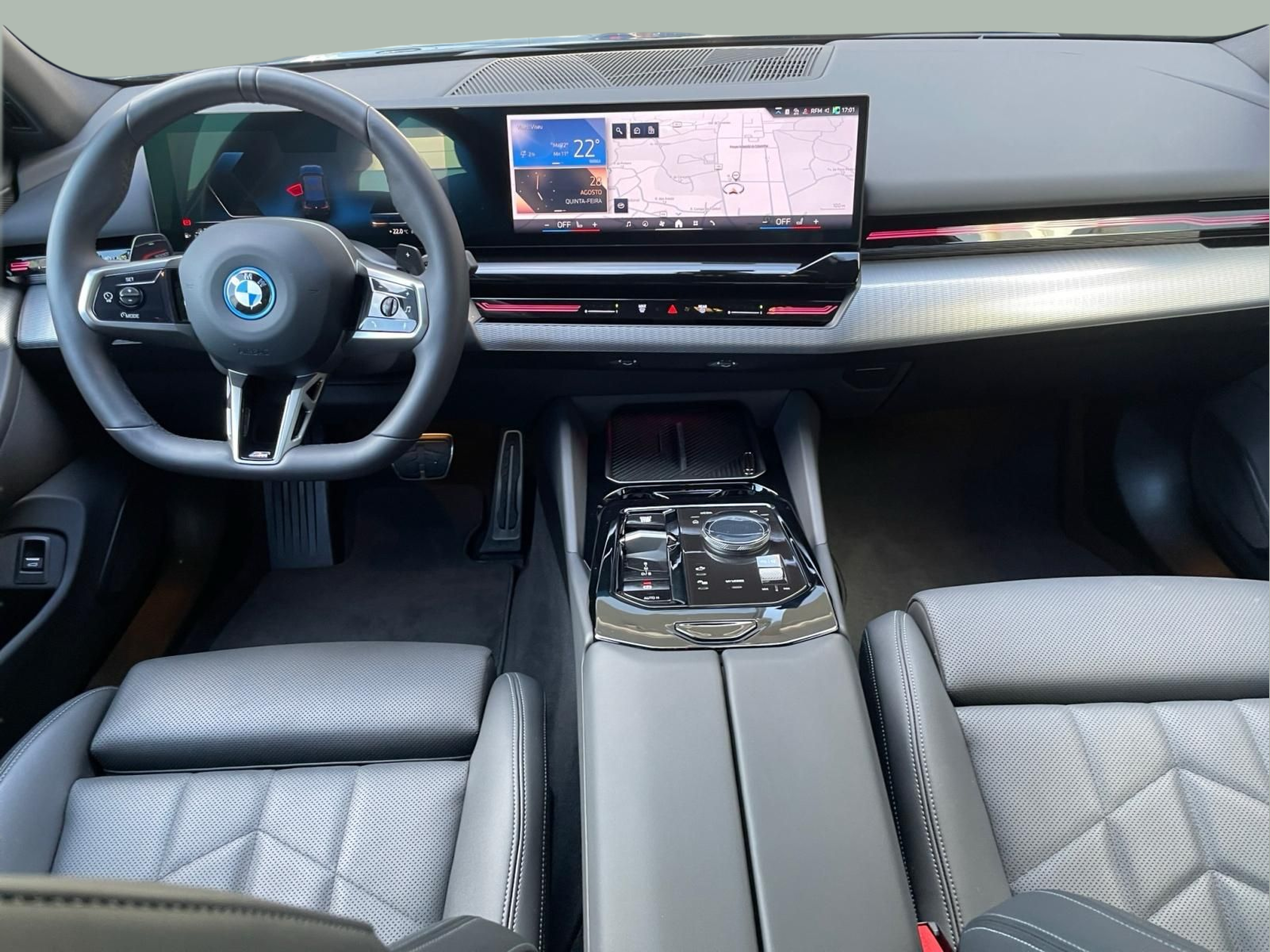 BMW Série 5 530e Berlina color Negro. Año 2024. 220KW(299CV). Elétrico / Gasolina Híbrido. En concesionario MCoutinho - Viseu de Viseu