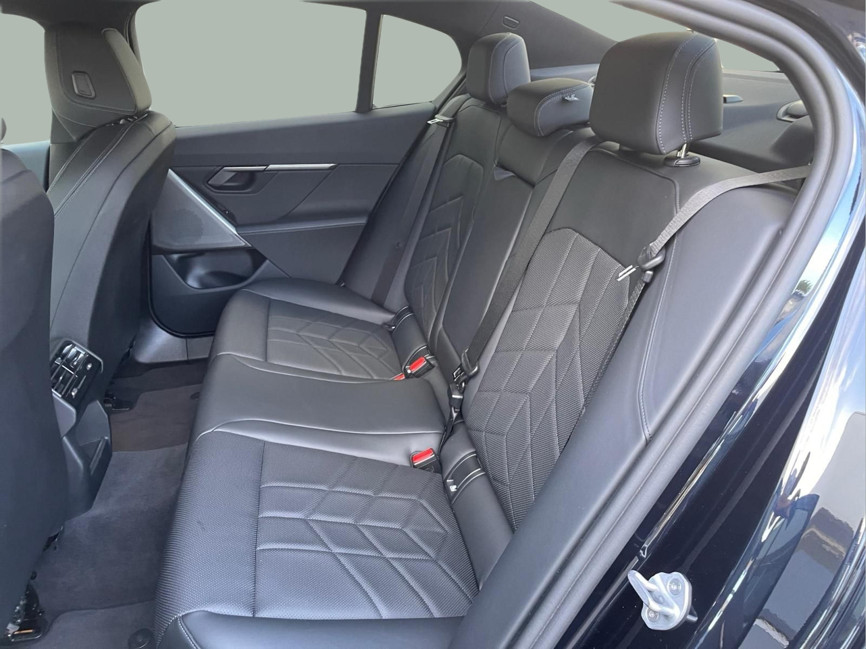 BMW Série 5 530e Berlina color Negro. Año 2024. 220KW(299CV). Elétrico / Gasolina Híbrido. En concesionario MCoutinho - Viseu de Viseu