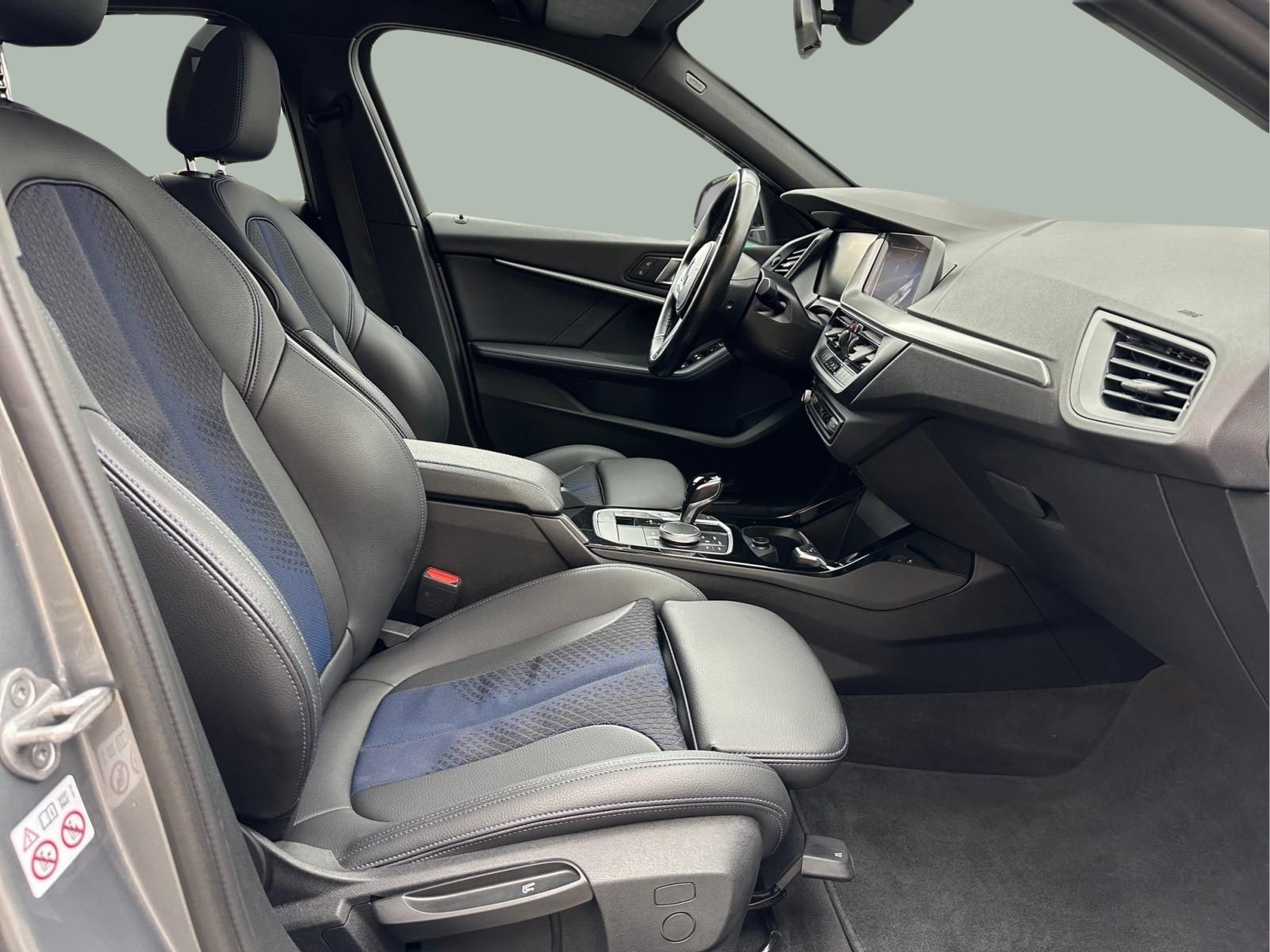 BMW Série 1 116d color Gris. Año 2024. 85KW(116CV). Diesel. En concesionario MCoutinho - Bragança de Bragança