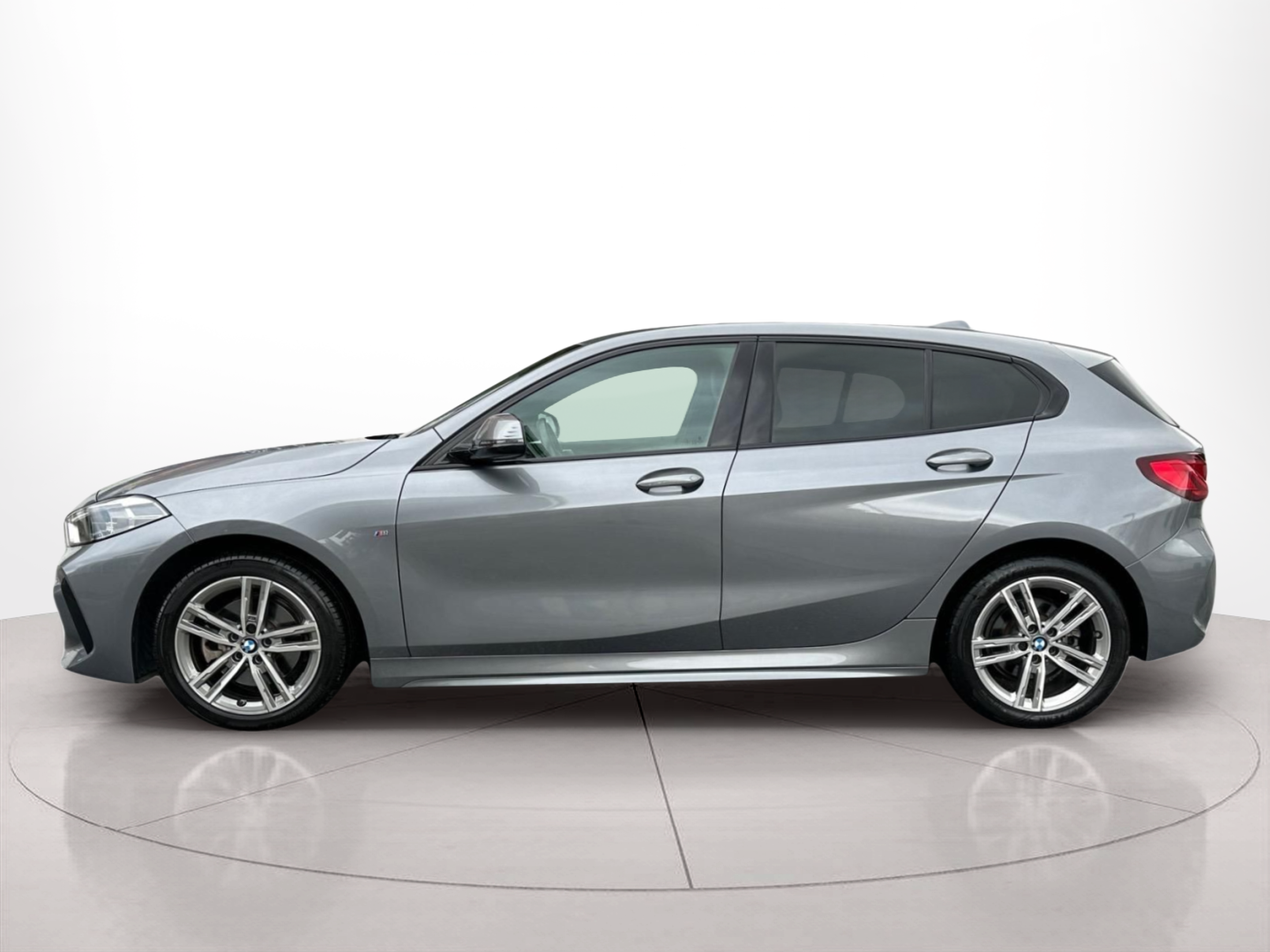 Fotos de BMW Série 1 116d color Gris. Año 2024. 85KW(116CV). Diesel. En concesionario MCoutinho - Bragança de Bragança