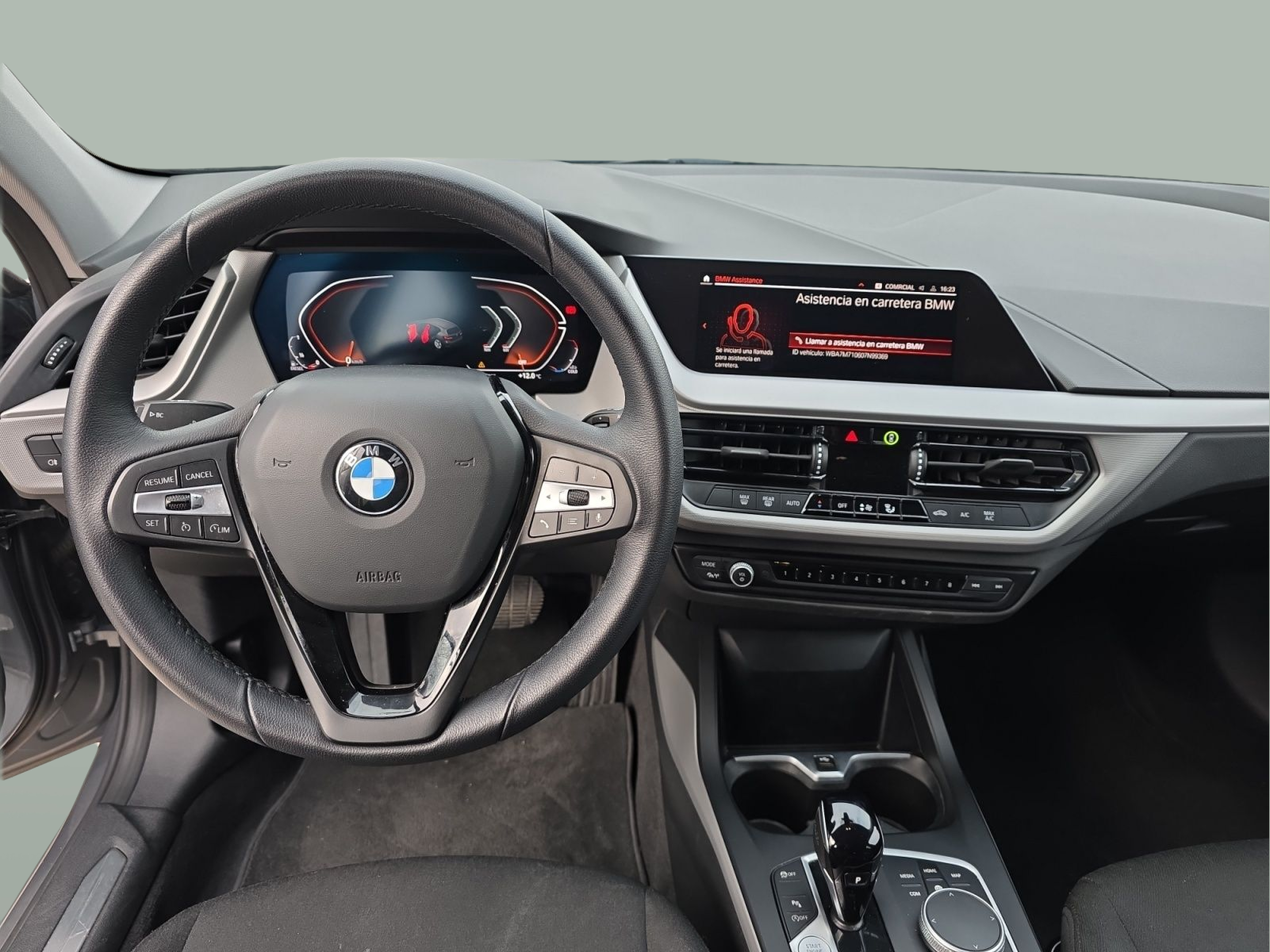 BMW Série 1 116d color Gris. Año 2024. 85KW(116CV). Diesel. En concesionario MCoutinho - Viseu de Viseu