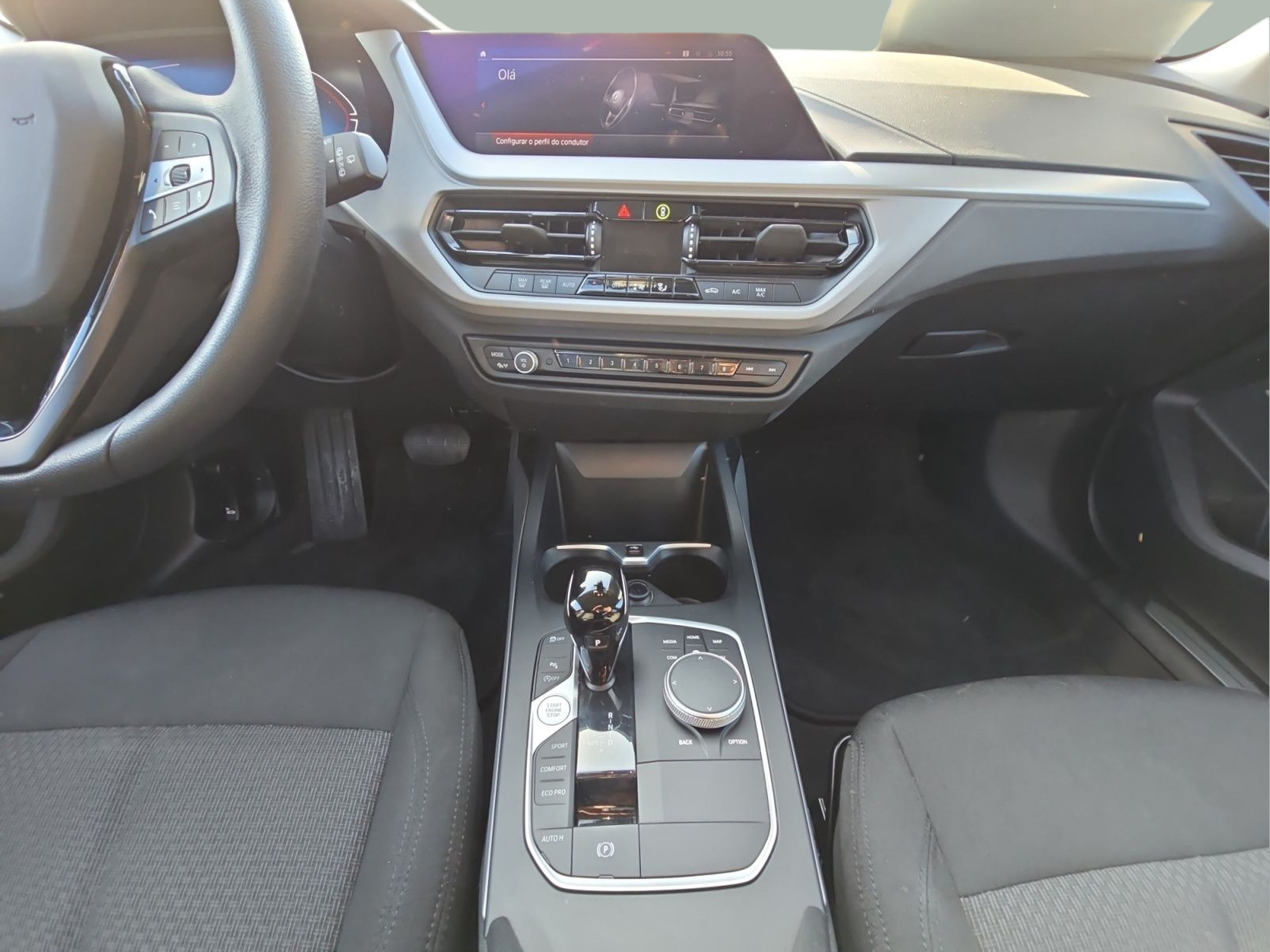 BMW Série 1 116d color Gris. Año 2024. 85KW(116CV). Diesel. En concesionario MCoutinho Bomcar Coimbra de Coimbra