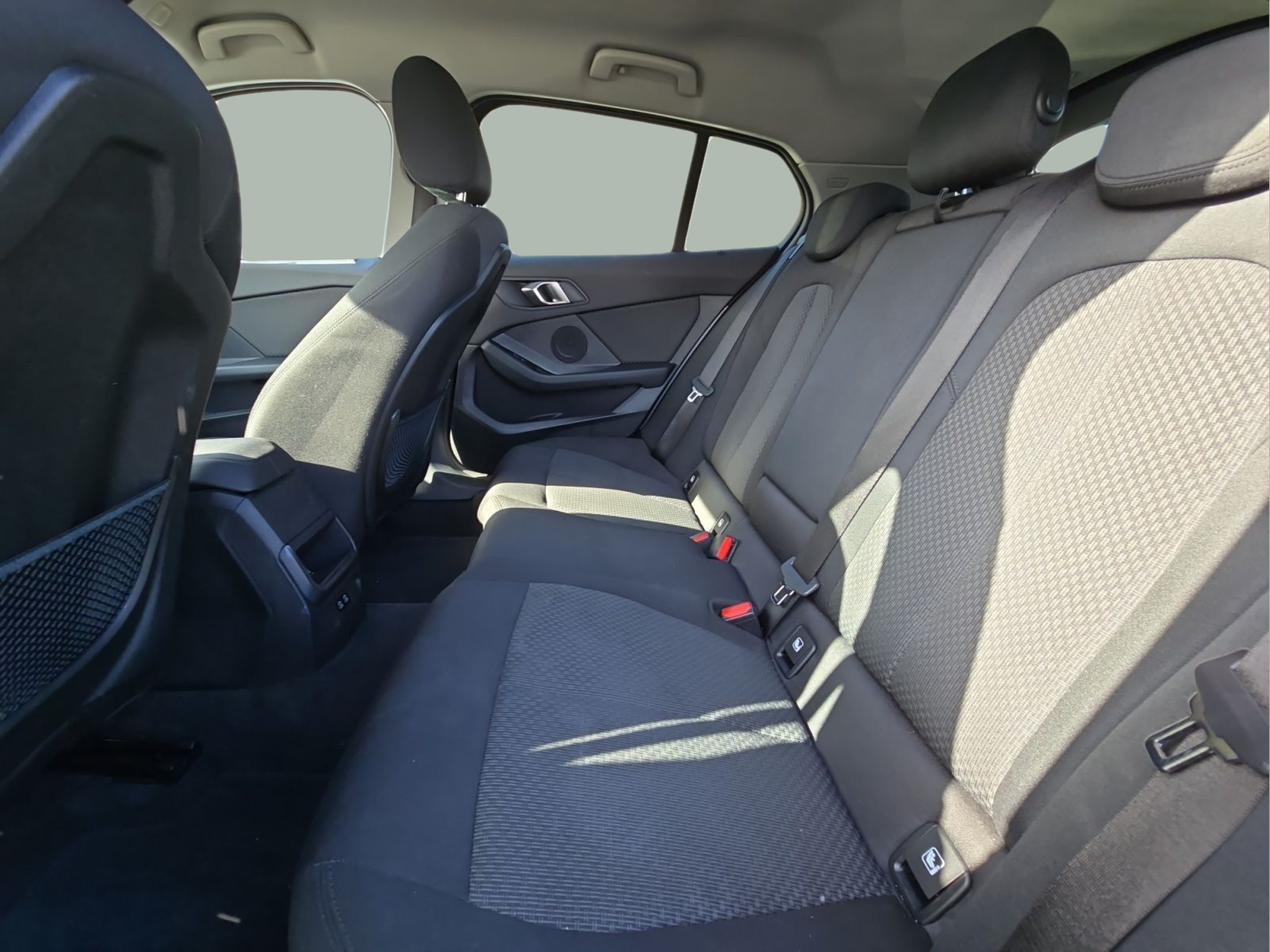 BMW Série 1 116d color Gris. Año 2024. 85KW(116CV). Diesel. En concesionario MCoutinho Bomcar Coimbra de Coimbra