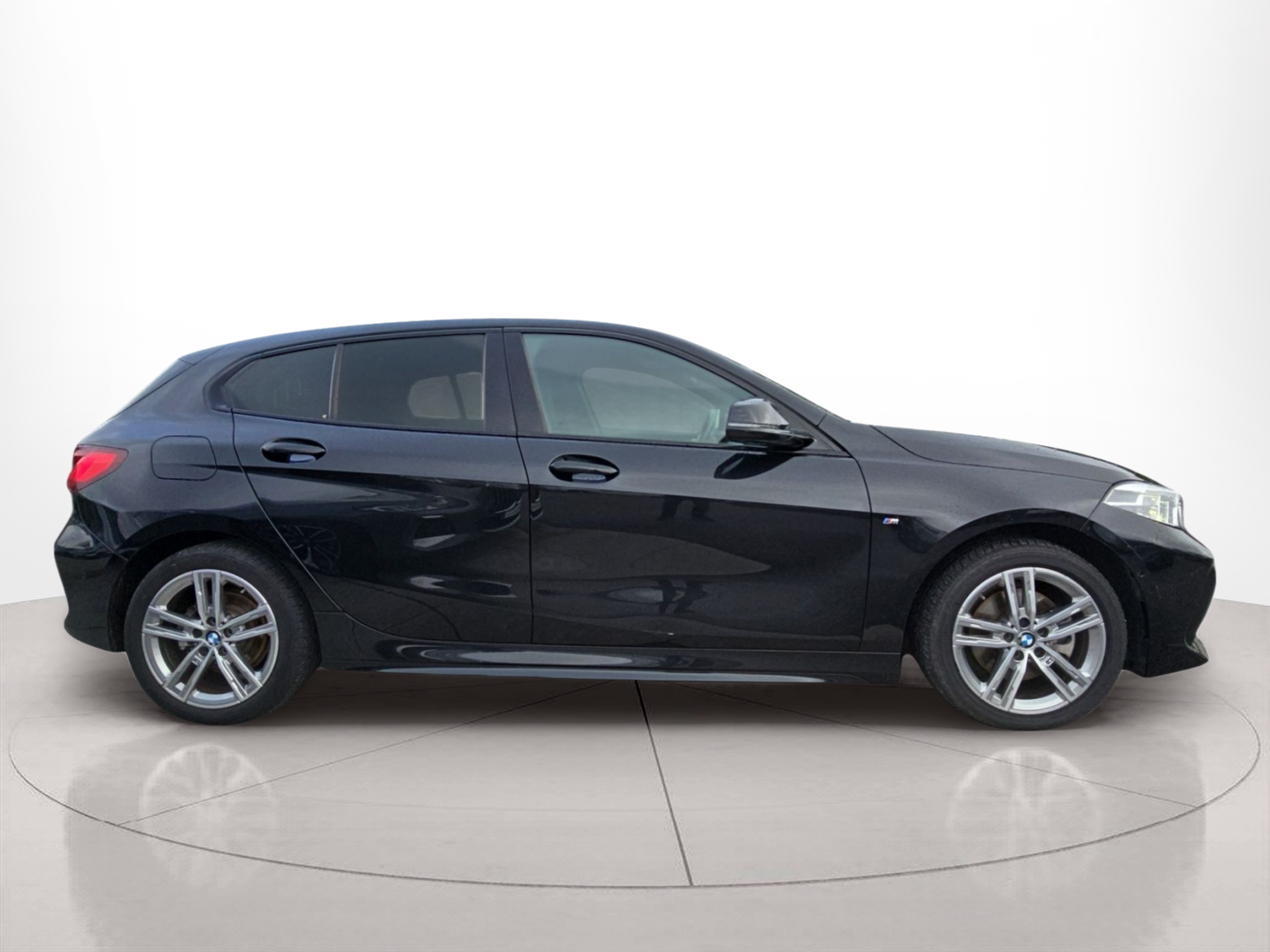 BMW Série 1 116d color Negro. Año 2024. 85KW(116CV). Diesel. En concesionario MCoutinho Bomcar Leiria de Leiria