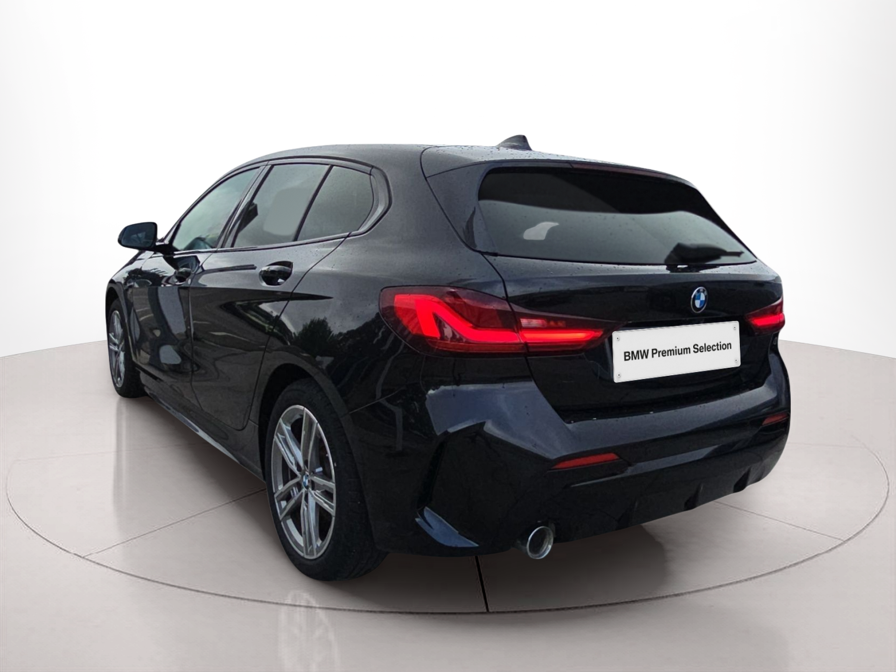 BMW Série 1 116d color Negro. Año 2024. 85KW(116CV). Diesel. En concesionario MCoutinho Bomcar Leiria de Leiria