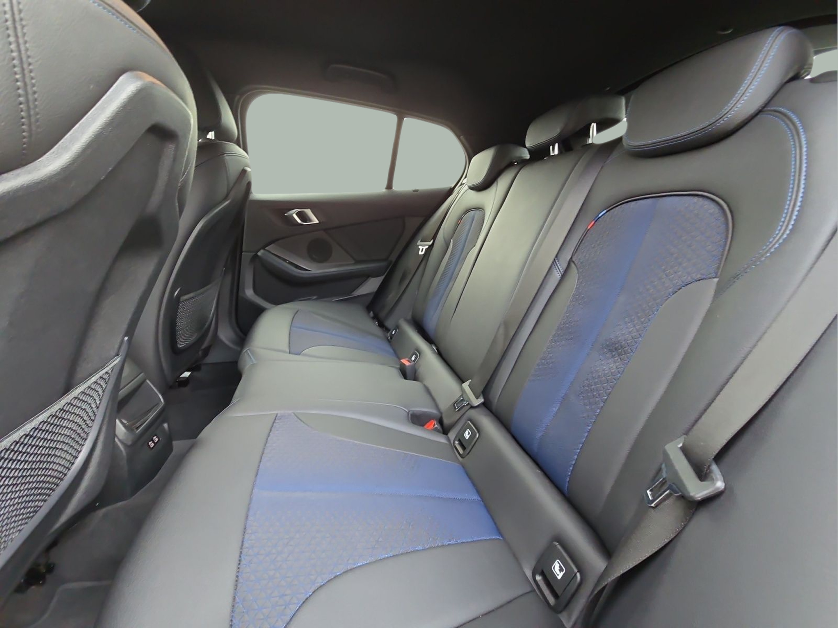 BMW Série 1 116d color Negro. Año 2024. 85KW(116CV). Diesel. En concesionario MCoutinho Bomcar Leiria de Leiria