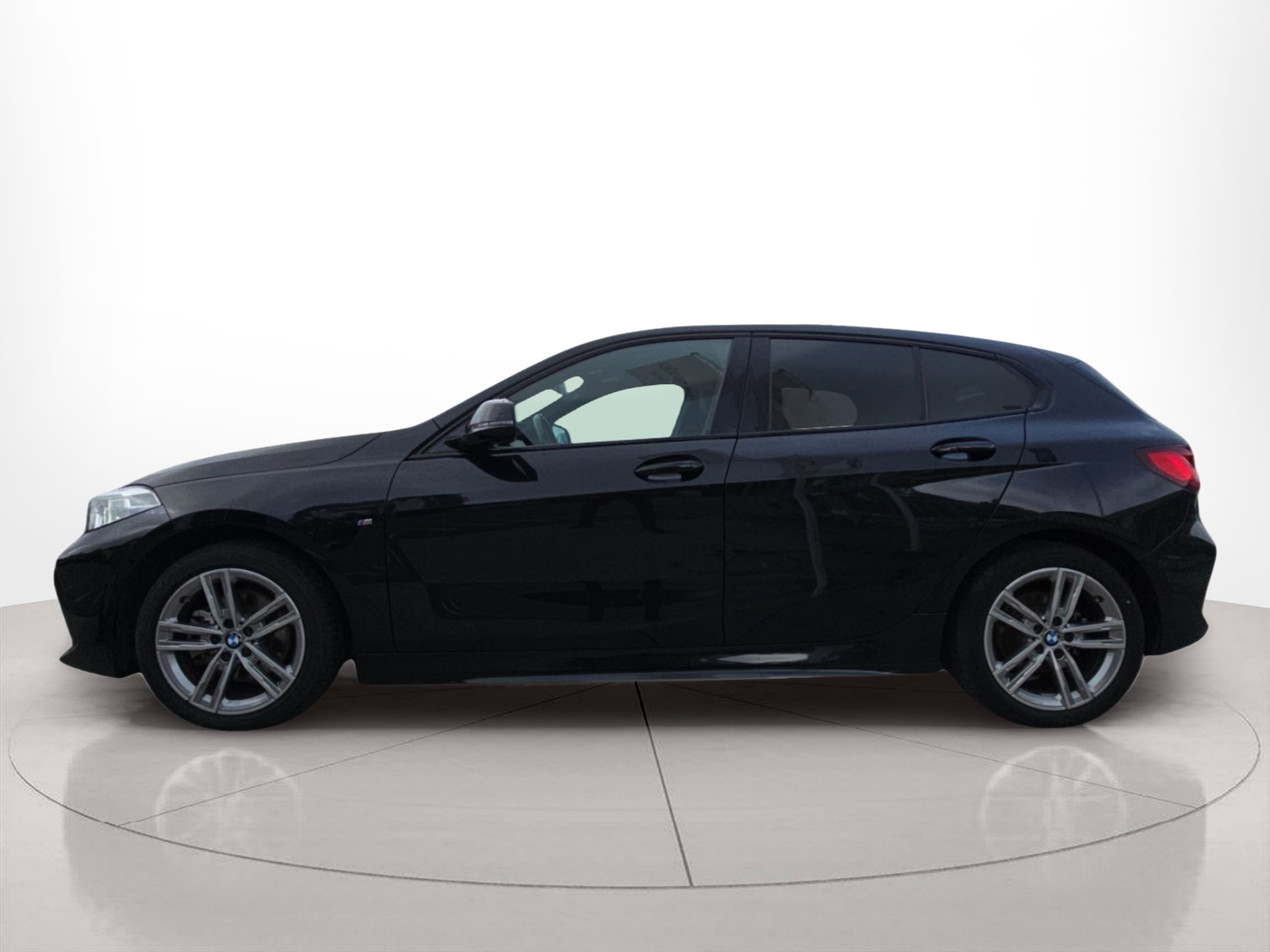Fotos de BMW Série 1 116d color Negro. Año 2024. 85KW(116CV). Diesel. En concesionario MCoutinho Bomcar Leiria de Leiria