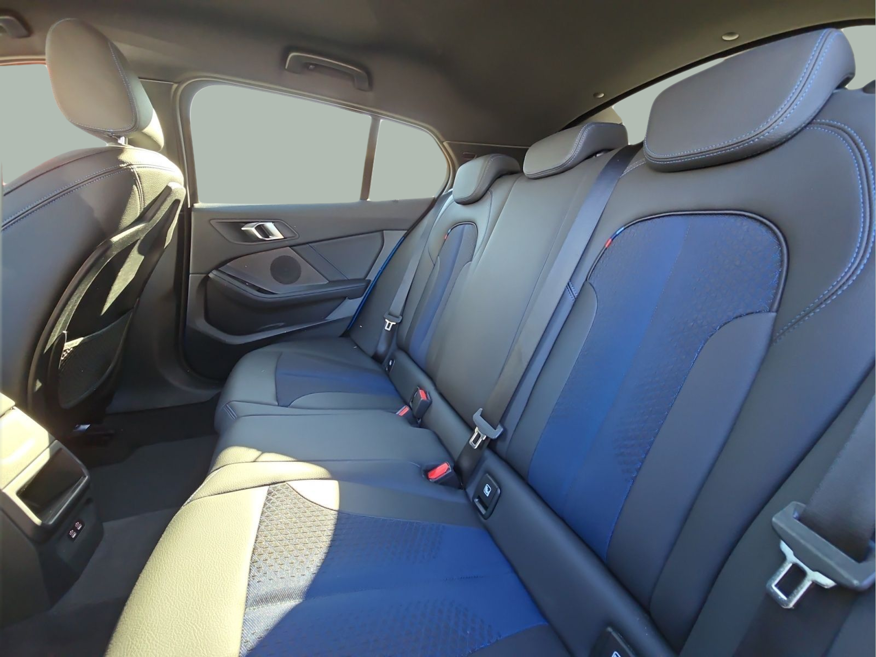 BMW Série 1 116d color Azul. Año 2024. 85KW(116CV). Diesel. En concesionario MCoutinho Bomcar Leiria de Leiria