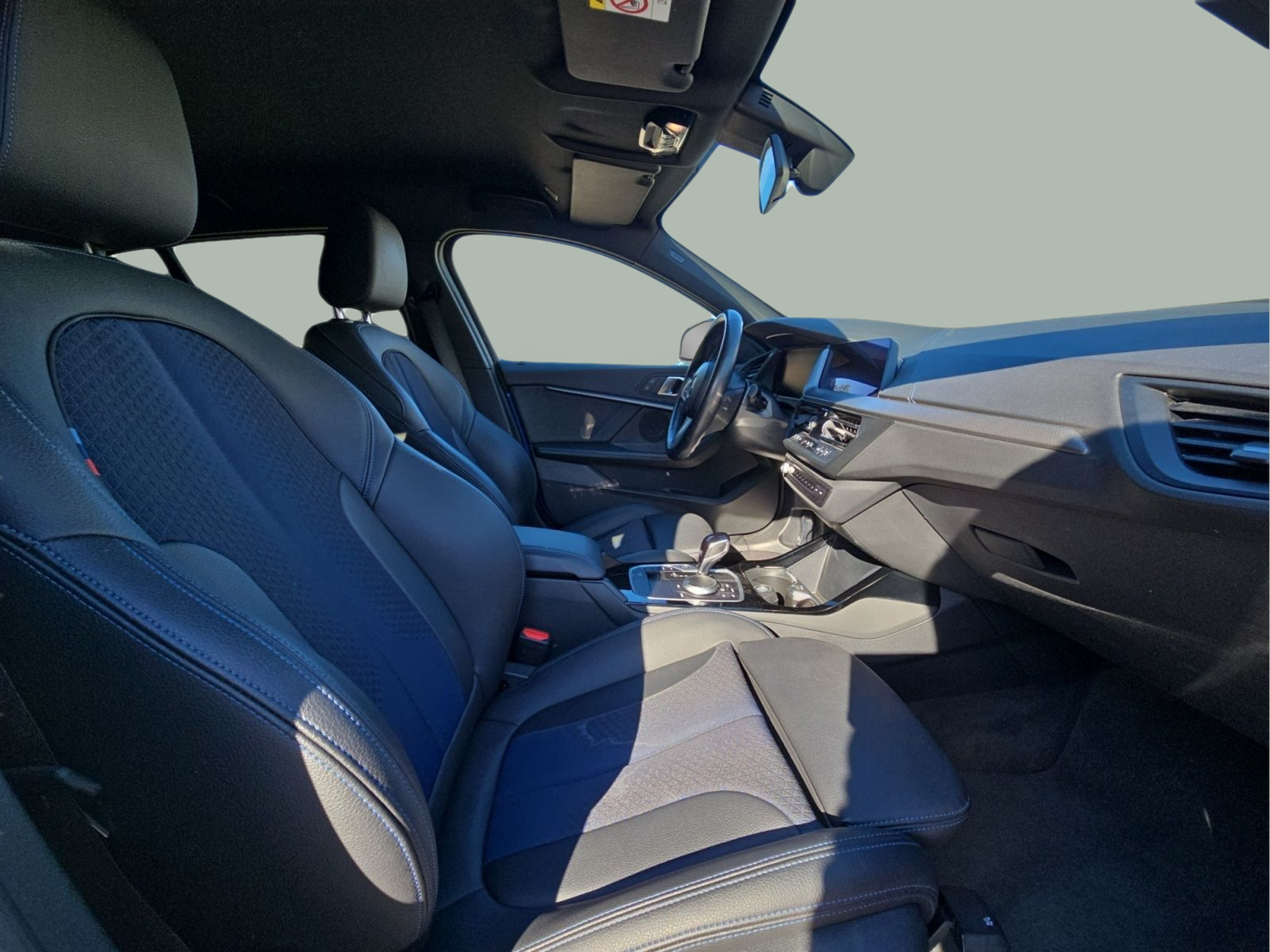 BMW Série 1 116d color Azul. Año 2024. 85KW(116CV). Diesel. En concesionario MCoutinho Bomcar Leiria de Leiria