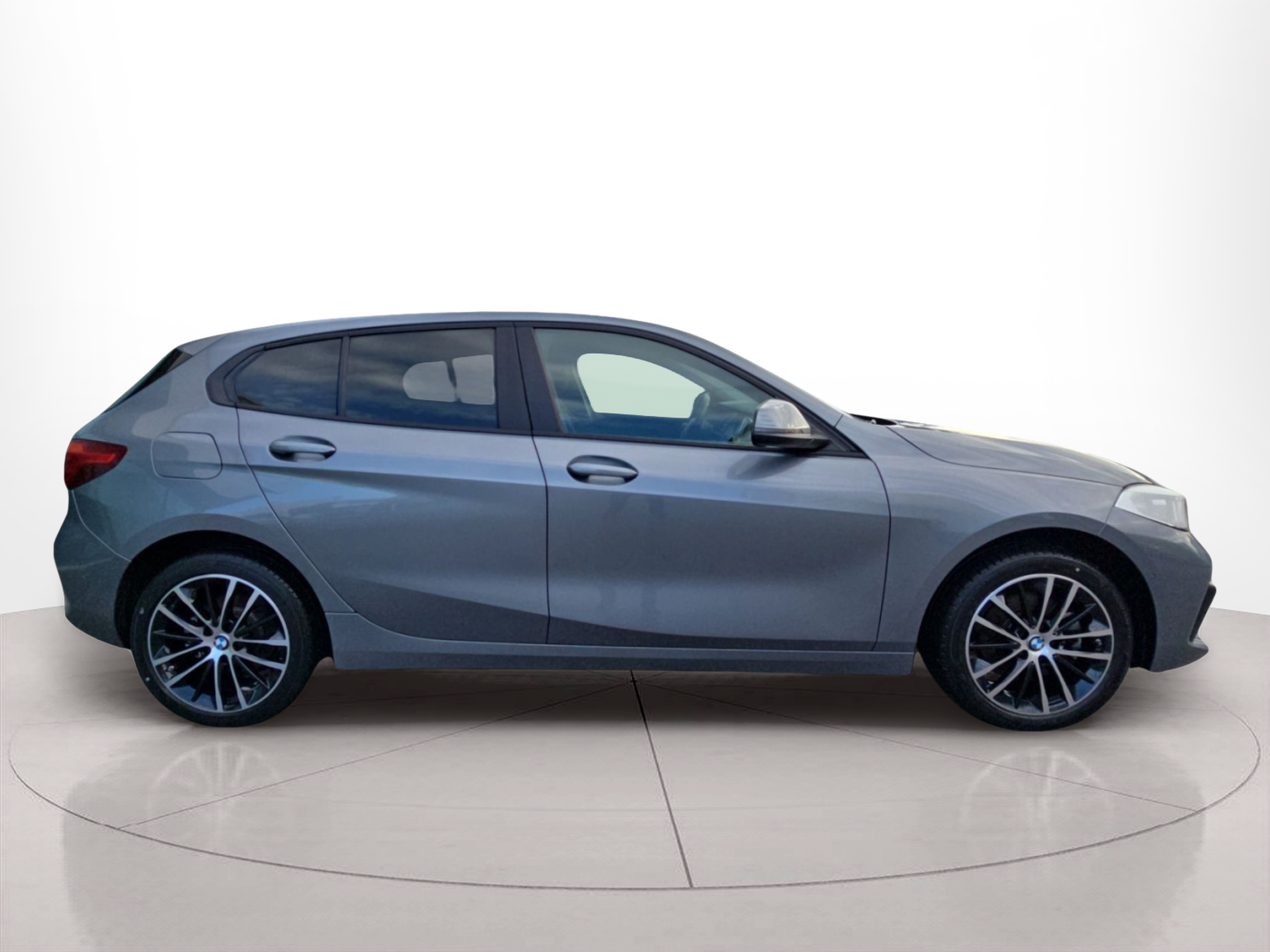 BMW Série 1 116d color Gris. Año 2024. 85KW(116CV). Diesel. En concesionario MCoutinho Bomcar Leiria de Leiria