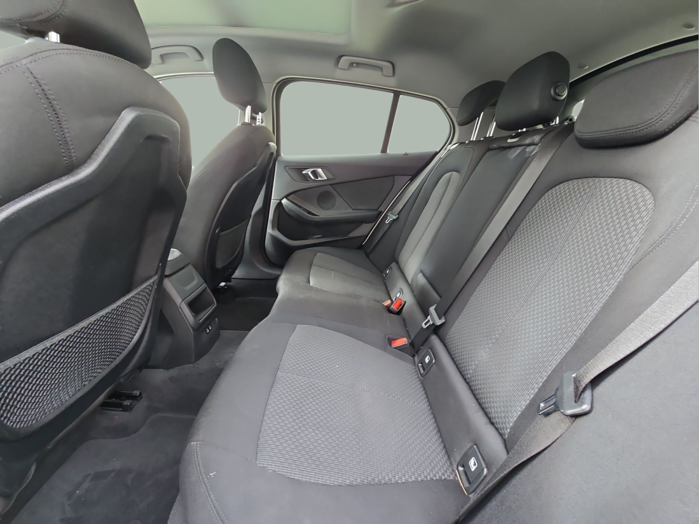 BMW Série 1 116d color Blanco. Año 2024. 85KW(116CV). Diesel. En concesionario MCoutinho Bomcar Leiria de Leiria