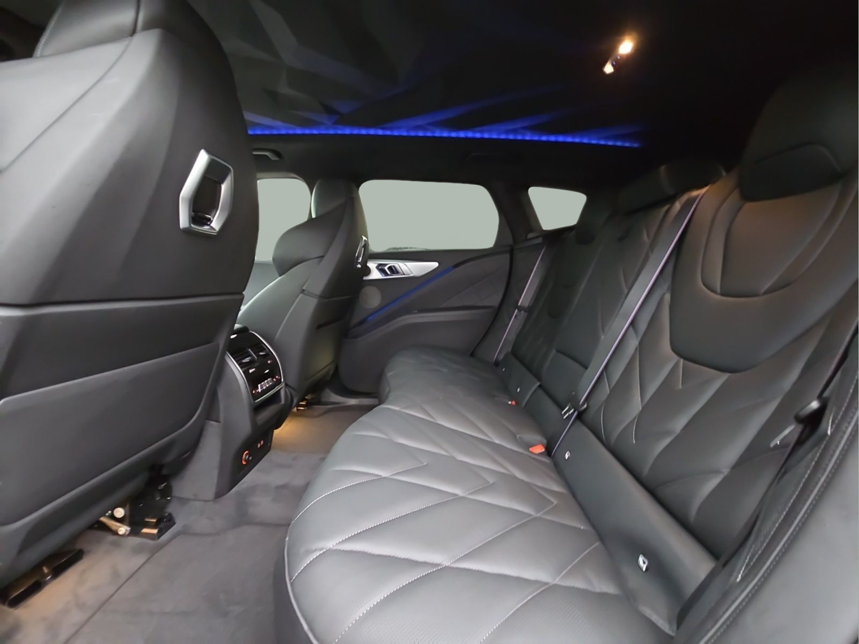 BMW XM 50e color Negro. Año 2026. 350KW(476CV). Elétrico / Gasolina Híbrido. En concesionario MCoutinho Bomcar Leiria de Leiria