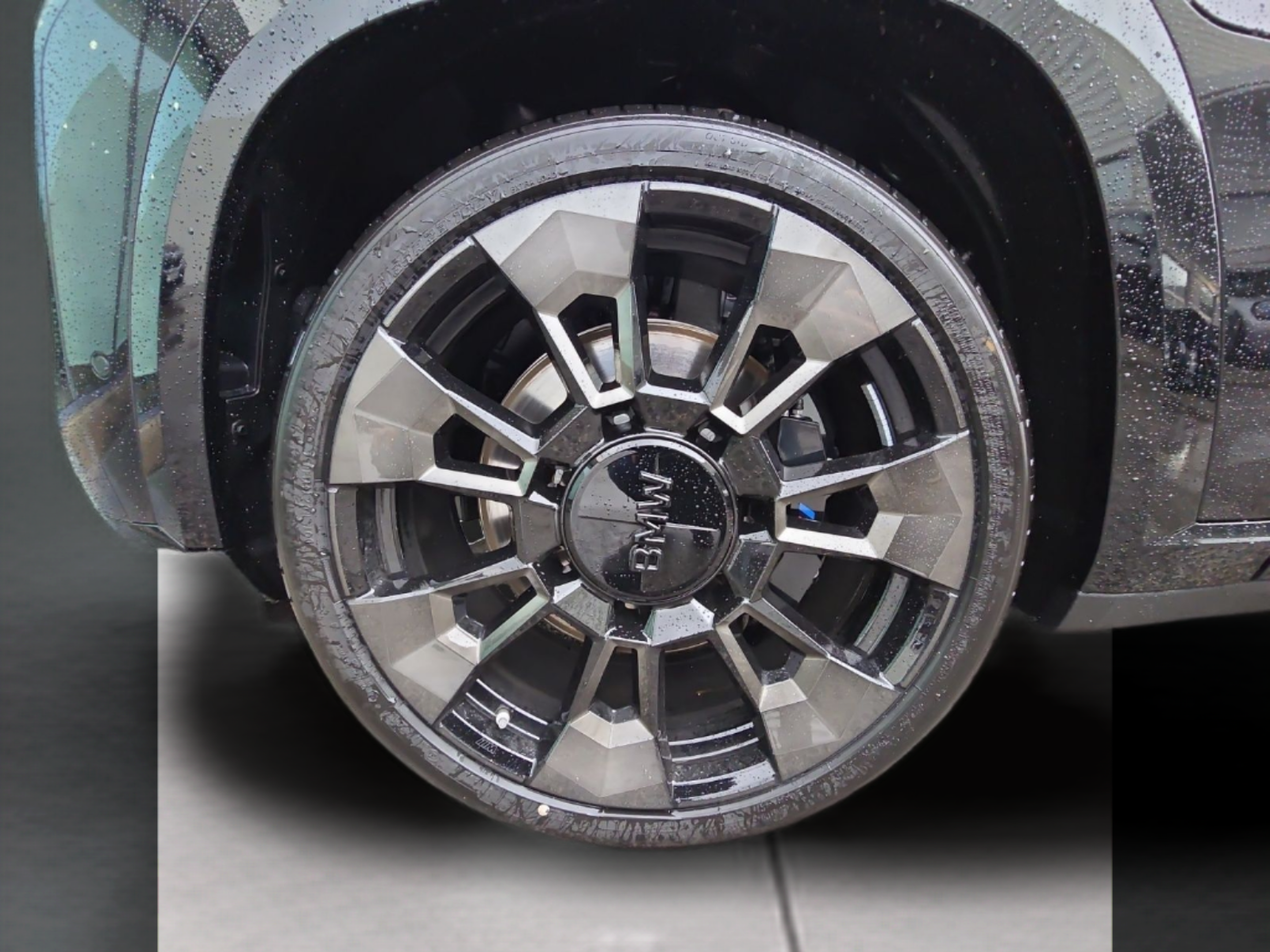 BMW XM 50e color Negro. Año 2026. 350KW(476CV). Elétrico / Gasolina Híbrido. En concesionario MCoutinho Bomcar Leiria de Leiria