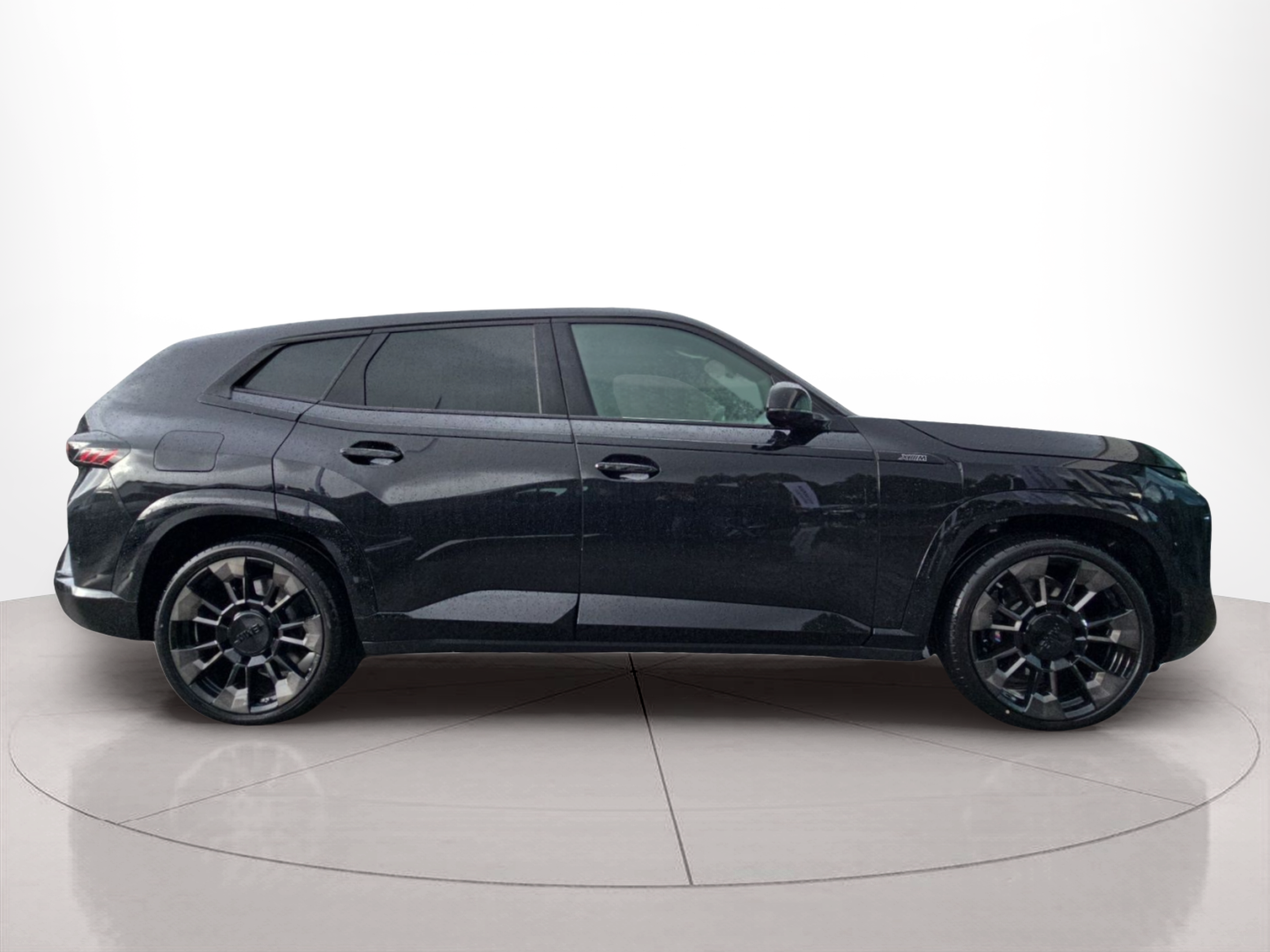 BMW XM 50e color Negro. Año 2026. 350KW(476CV). Elétrico / Gasolina Híbrido. En concesionario MCoutinho Bomcar Leiria de Leiria