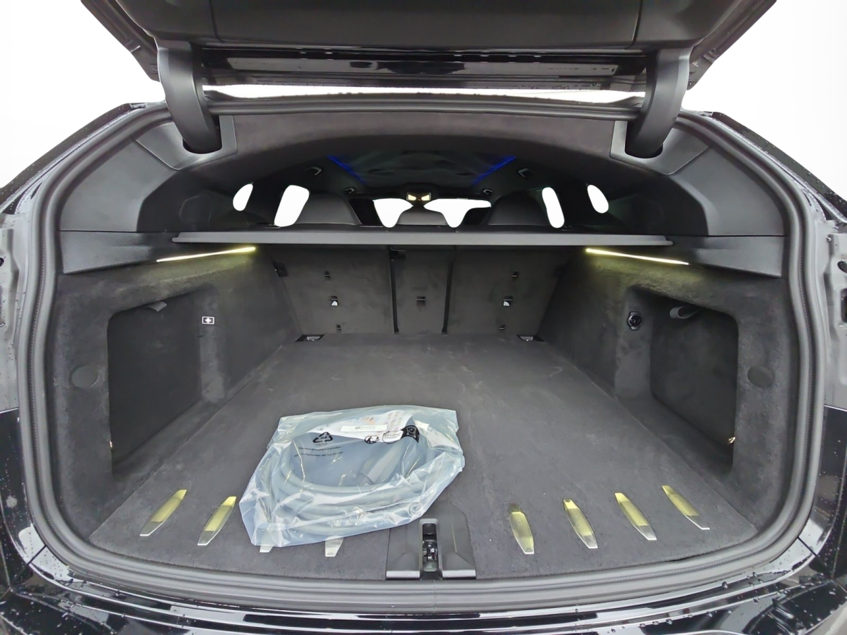 BMW XM 50e color Negro. Año 2026. 350KW(476CV). Elétrico / Gasolina Híbrido. En concesionario MCoutinho Bomcar Leiria de Leiria