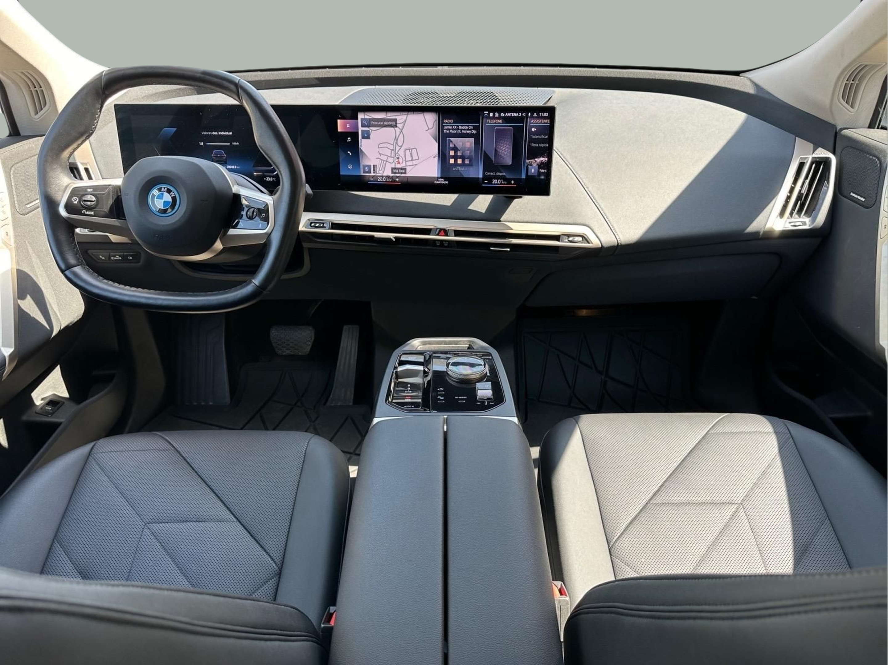 BMW iX xDrive40 color Negro. Año 2021. 240KW(326CV). Elétrico. En concesionario MCoutinho - Viseu de Viseu