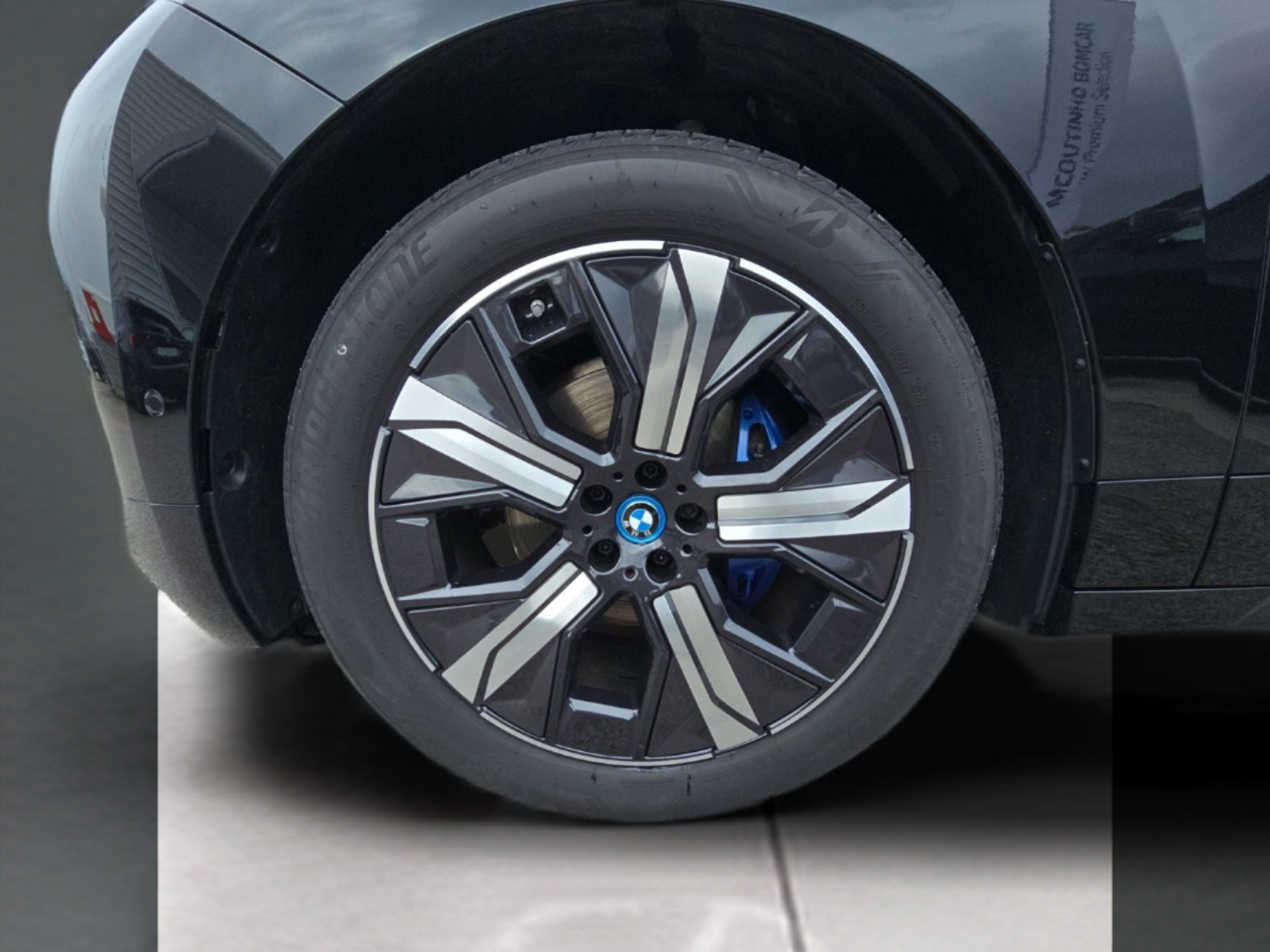 BMW iX xDrive40 color Negro. Año 2025. 240KW(326CV). Elétrico. En concesionario MCoutinho Bomcar Leiria de Leiria