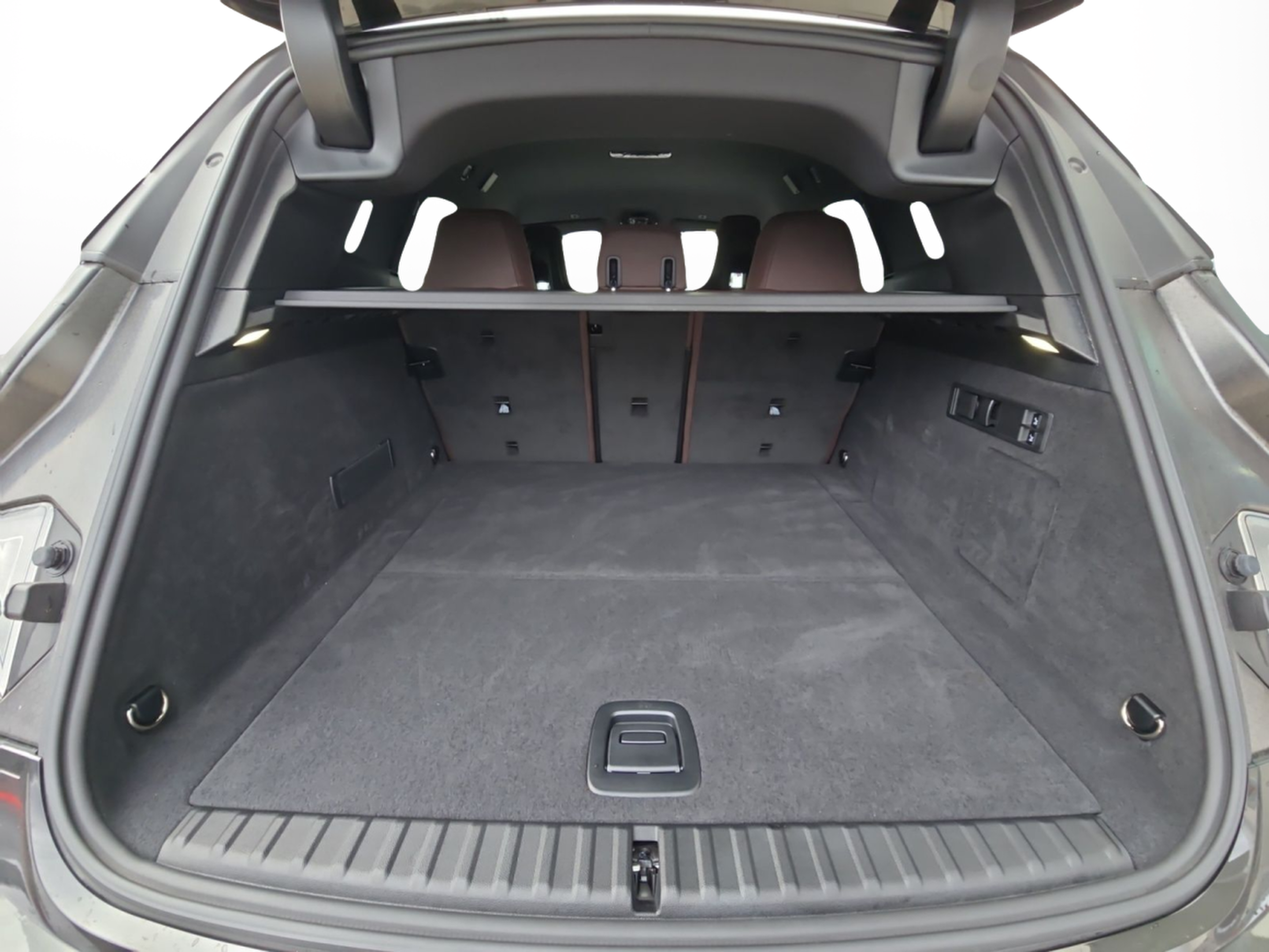 BMW iX xDrive40 color Negro. Año 2025. 240KW(326CV). Elétrico. En concesionario MCoutinho Bomcar Leiria de Leiria