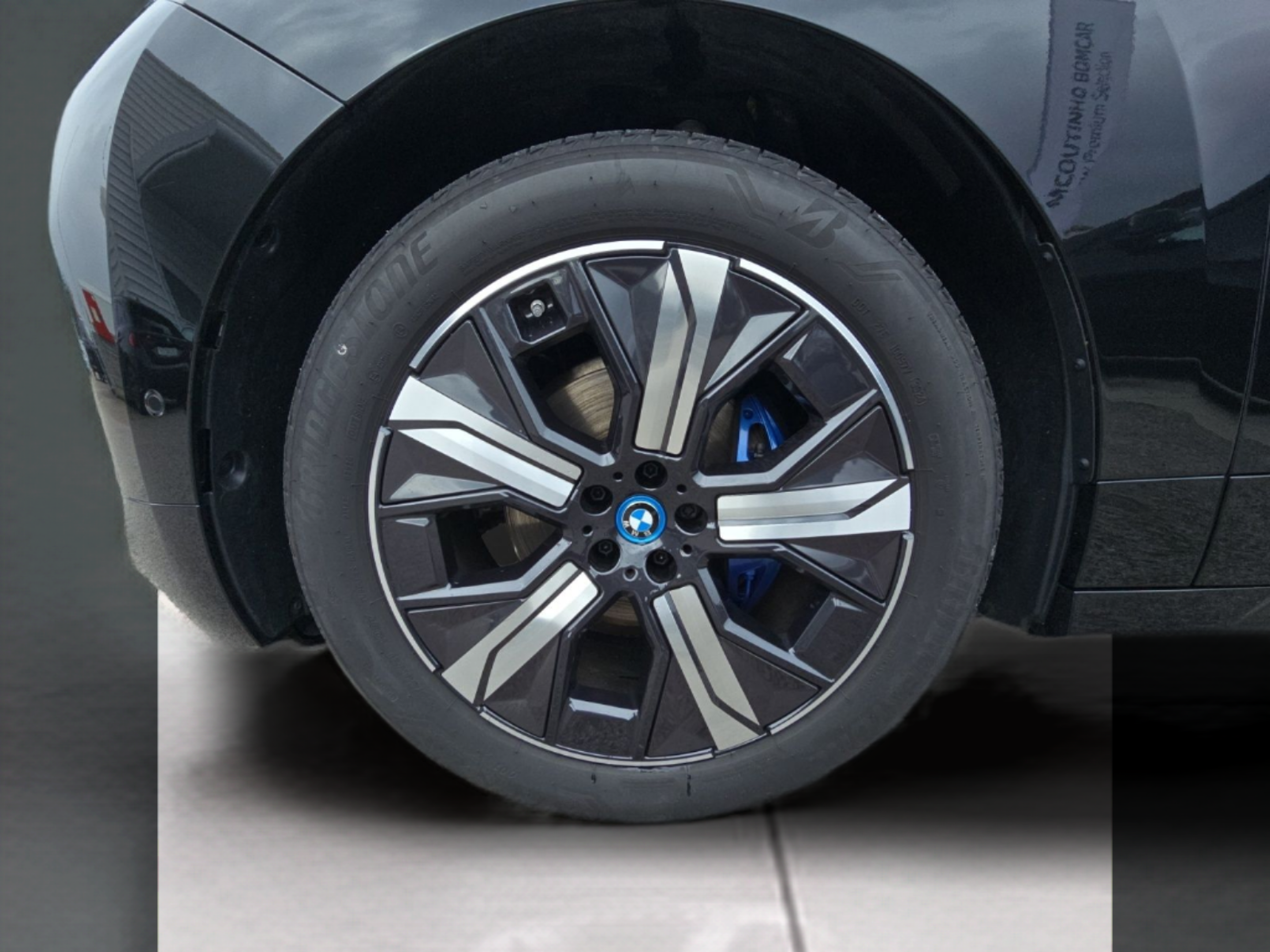 BMW iX xDrive40 color Negro. Año 2025. 240KW(326CV). Elétrico. En concesionario MCoutinho Bomcar Leiria de Leiria