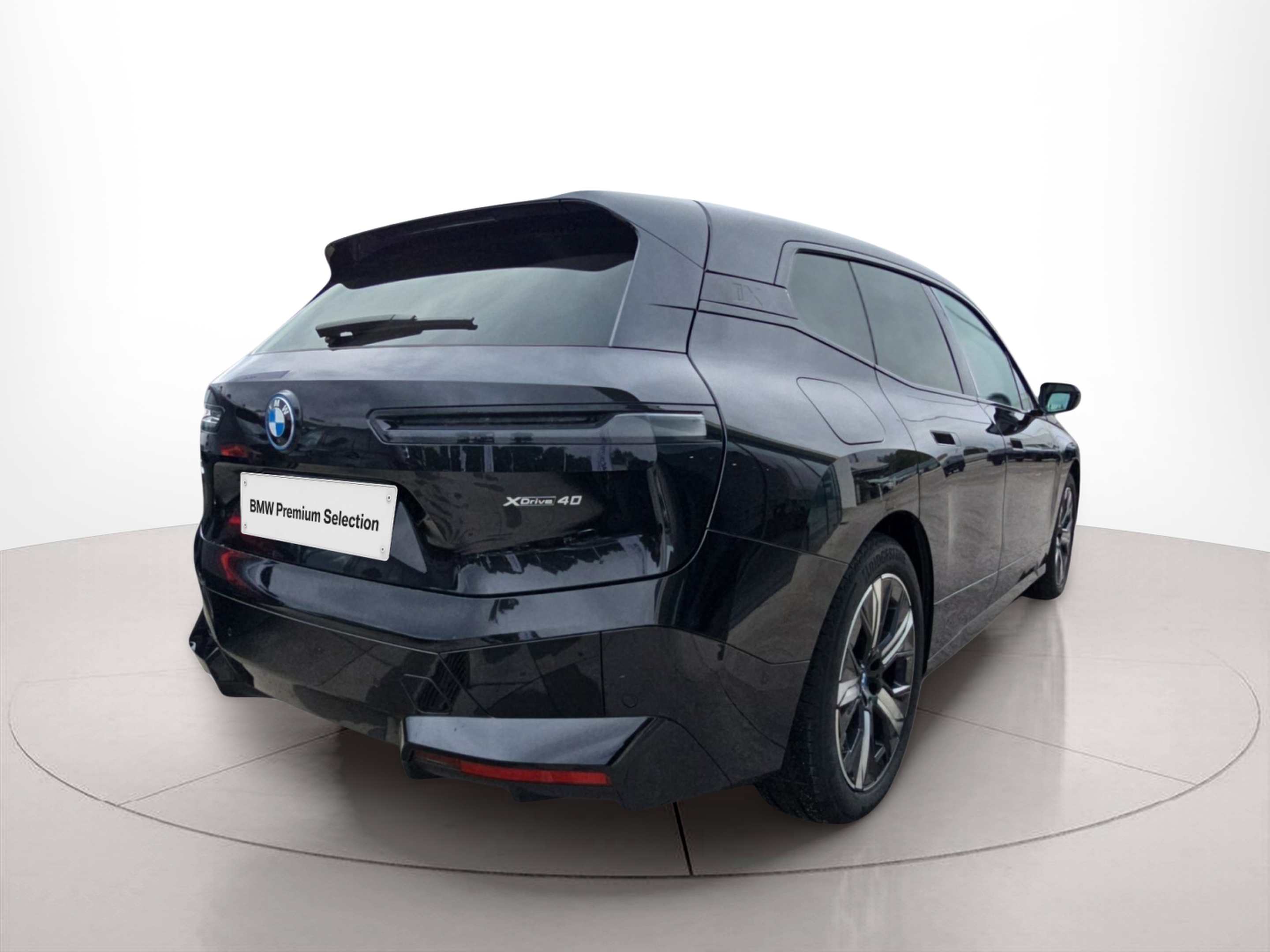 BMW iX xDrive40 color Negro. Año 2025. 240KW(326CV). Elétrico. En concesionario MCoutinho Bomcar Leiria de Leiria