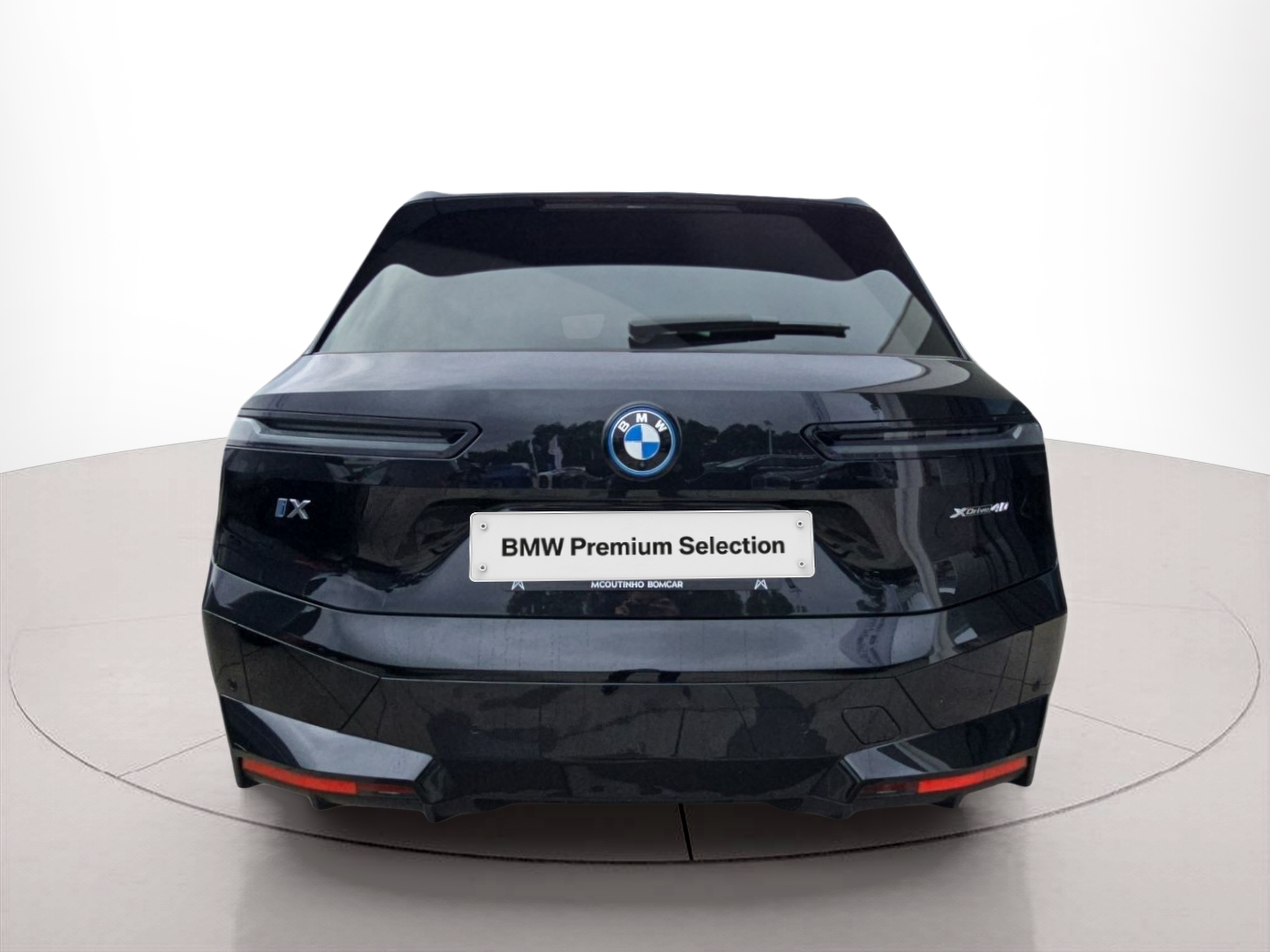 BMW iX xDrive40 color Negro. Año 2025. 240KW(326CV). Elétrico. En concesionario MCoutinho Bomcar Leiria de Leiria
