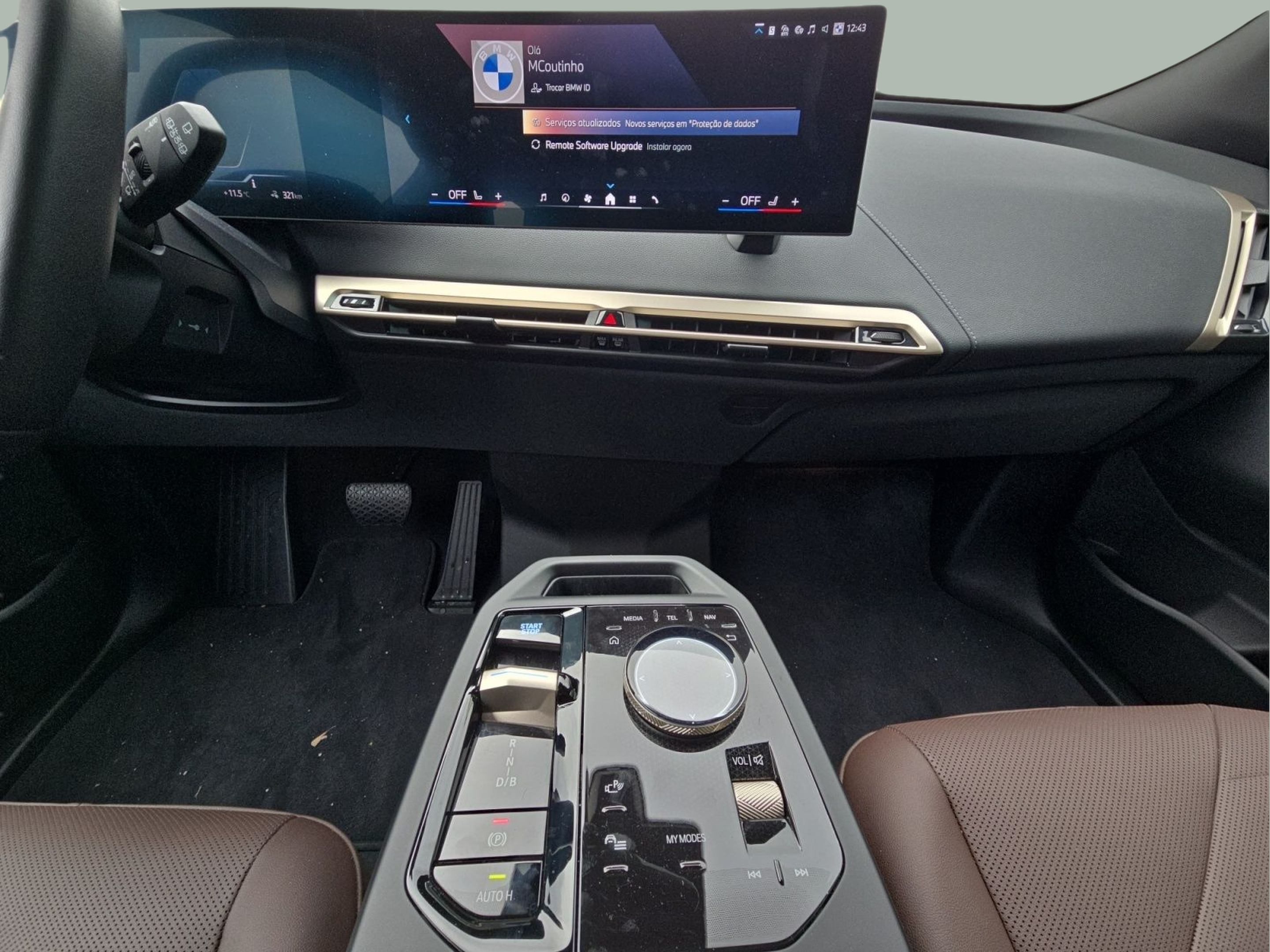 BMW iX xDrive40 color Negro. Año 2025. 240KW(326CV). Elétrico. En concesionario MCoutinho Bomcar Leiria de Leiria