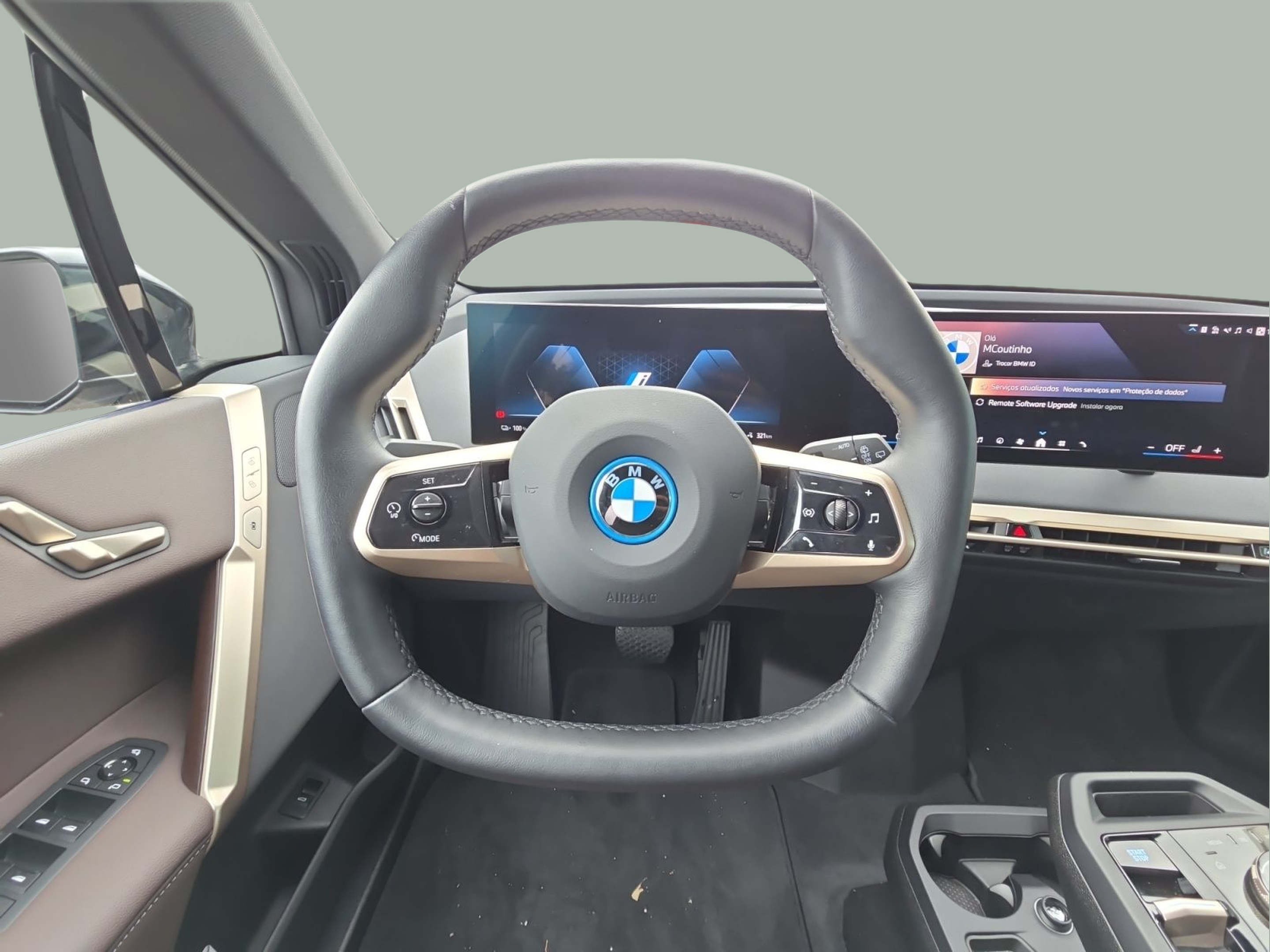 BMW iX xDrive40 color Negro. Año 2025. 240KW(326CV). Elétrico. En concesionario MCoutinho Bomcar Leiria de Leiria