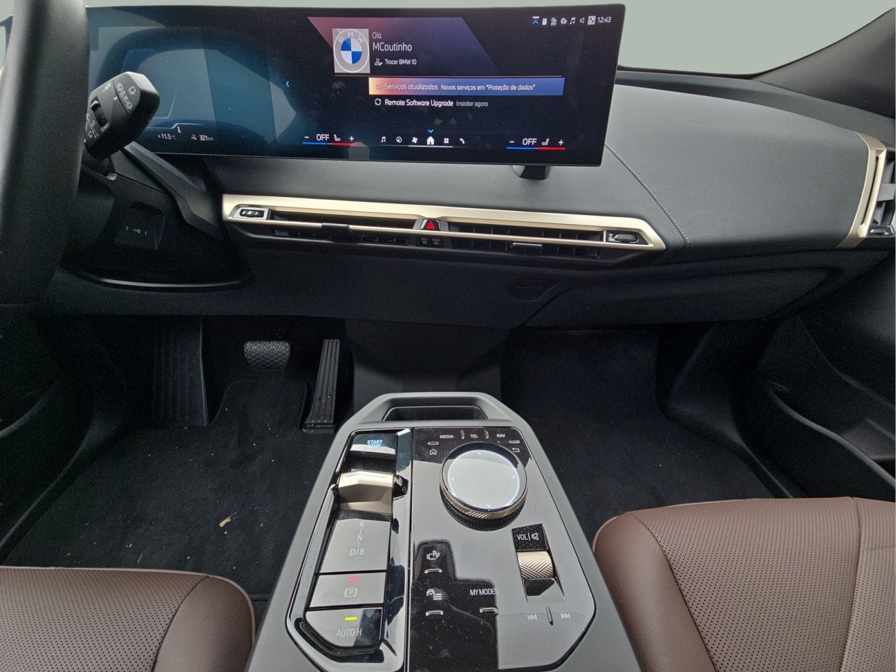 BMW iX xDrive40 color Negro. Año 2025. 240KW(326CV). Elétrico. En concesionario MCoutinho Bomcar Leiria de Leiria