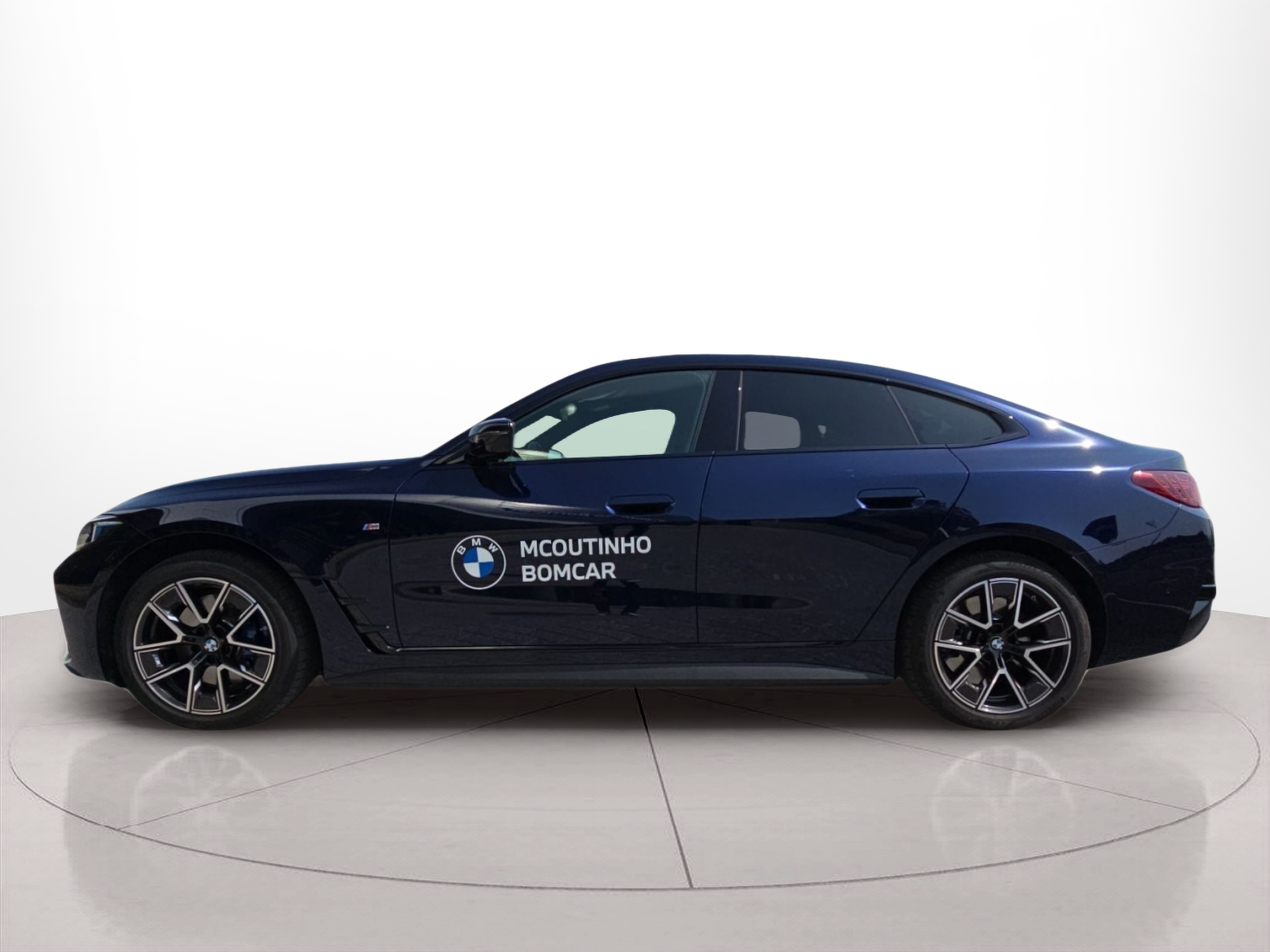 Fotos de BMW i4 i4 eDrive40 color Azul. Año 2024. 250KW(340CV). Elétrico. En concesionario MCoutinho Bomcar Coimbra de Coimbra