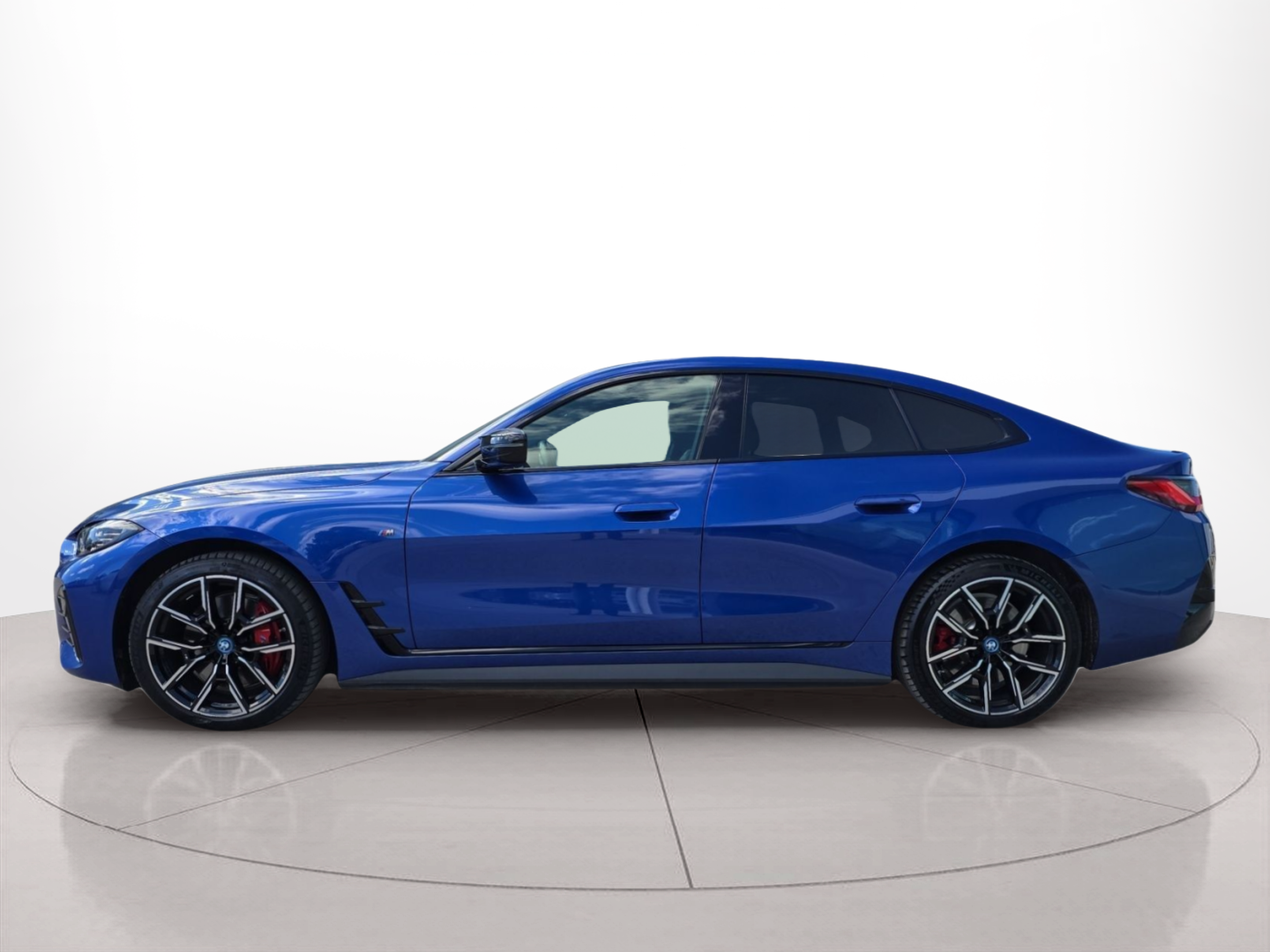 Fotos de BMW i4 i4 M50 color Azul. Año 2023. 400KW(544CV). Elétrico. En concesionario MCoutinho Bomcar Coimbra de Coimbra