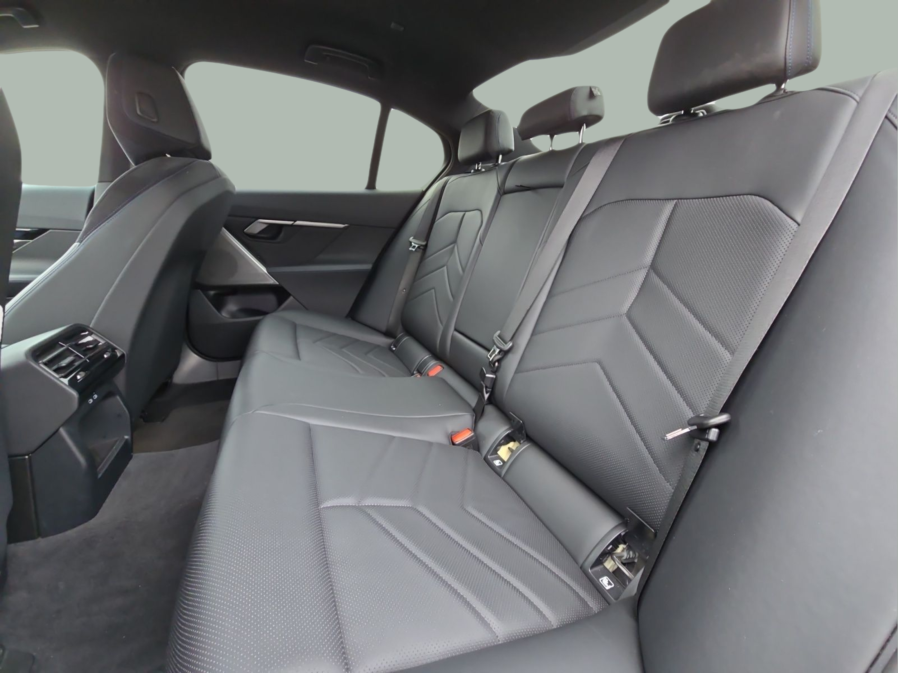 BMW i5 eDrive40 color Gris. Año 2024. 250KW(340CV). Elétrico. En concesionario MCoutinho Bomcar Leiria de Leiria
