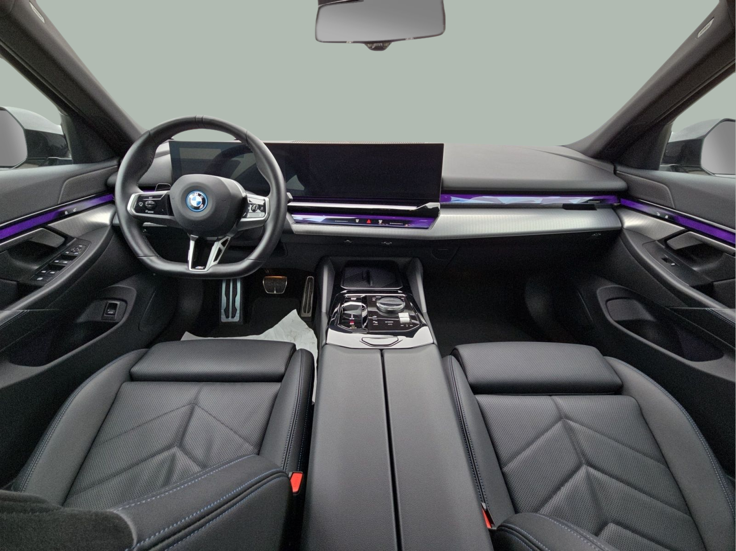 BMW i5 eDrive40 color Gris. Año 2024. 250KW(340CV). Elétrico. En concesionario MCoutinho Bomcar Leiria de Leiria