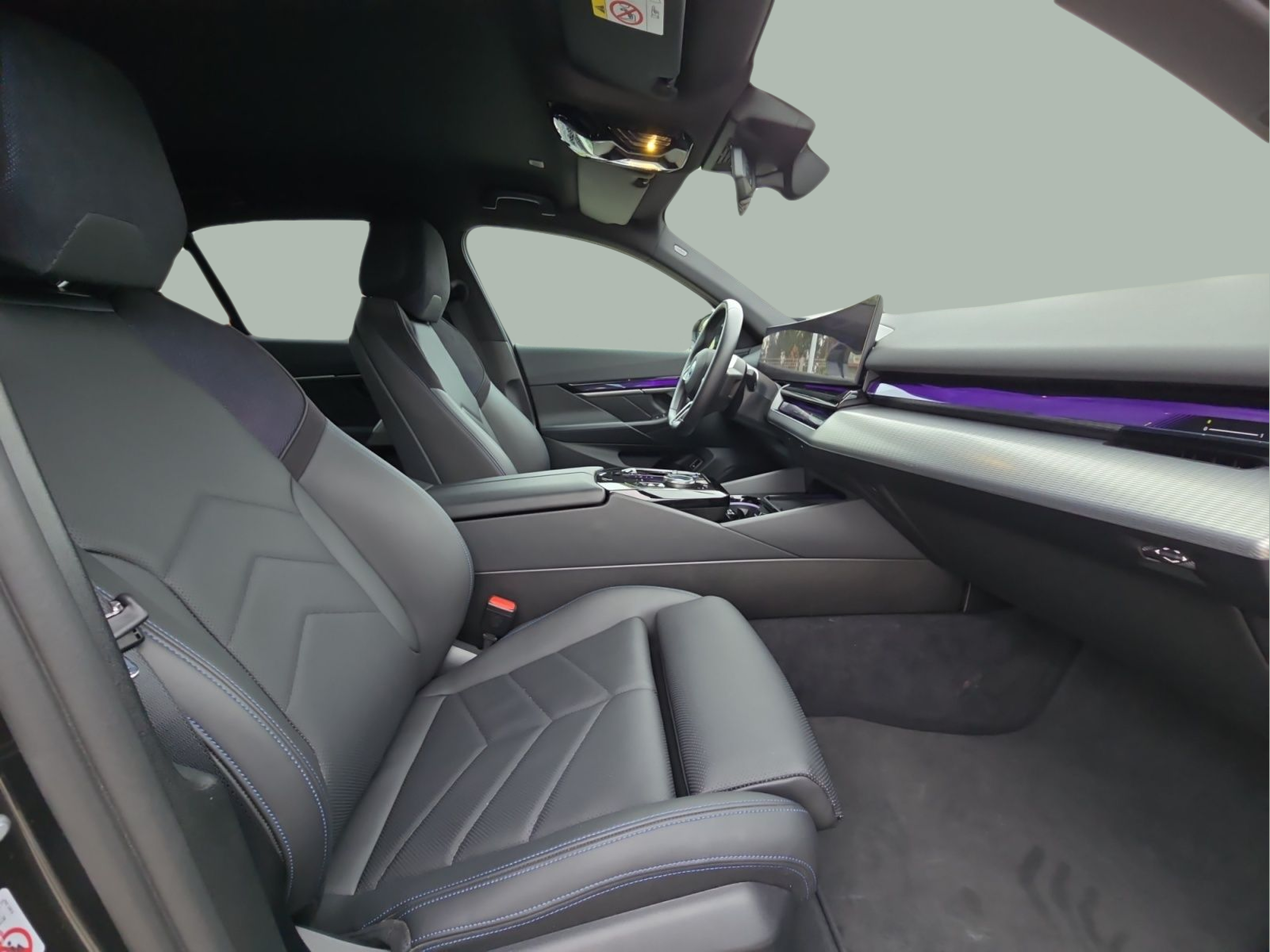 BMW i5 eDrive40 color Gris. Año 2024. 250KW(340CV). Elétrico. En concesionario MCoutinho Bomcar Leiria de Leiria