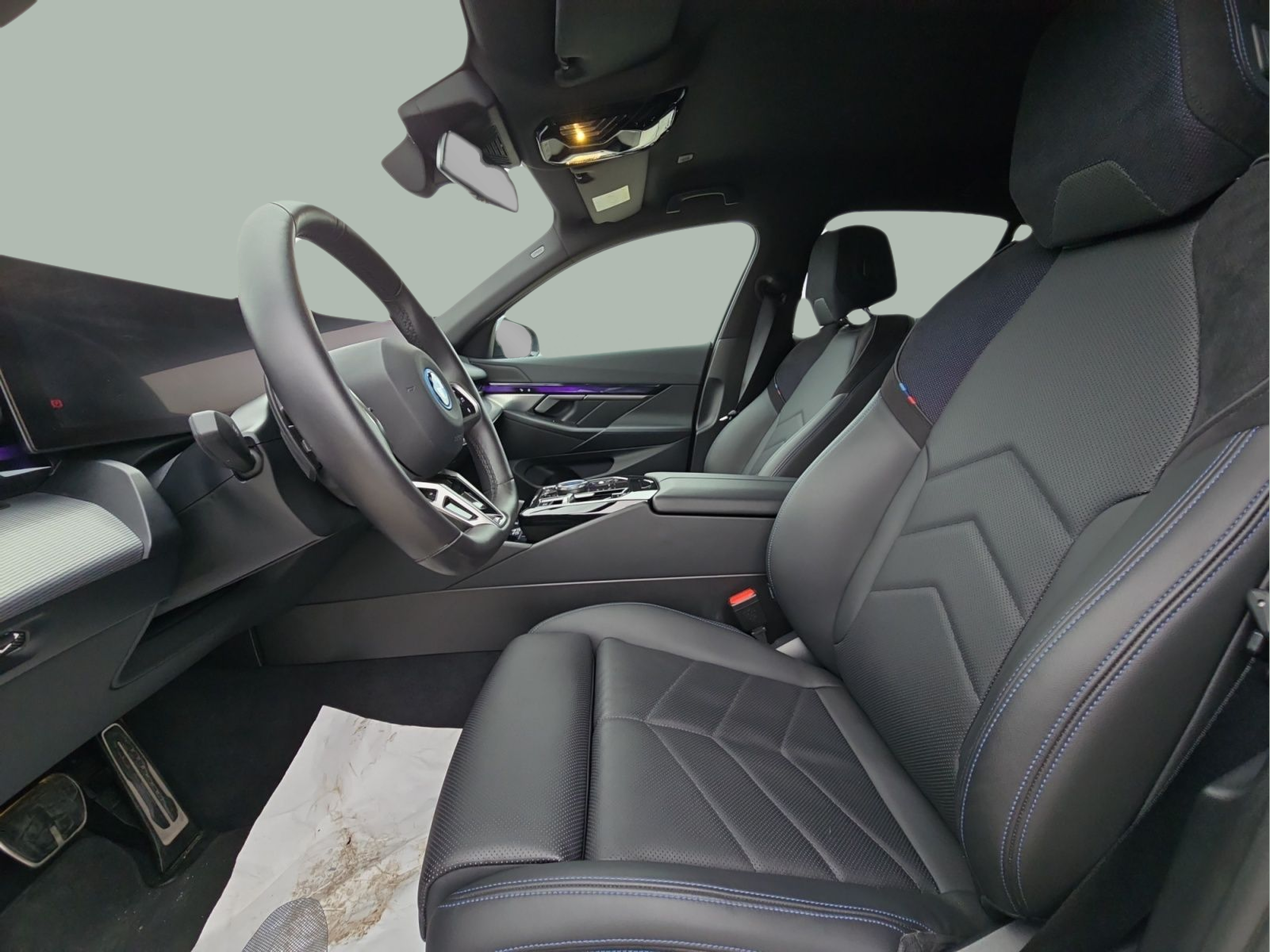 BMW i5 eDrive40 color Gris. Año 2024. 250KW(340CV). Elétrico. En concesionario MCoutinho Bomcar Leiria de Leiria