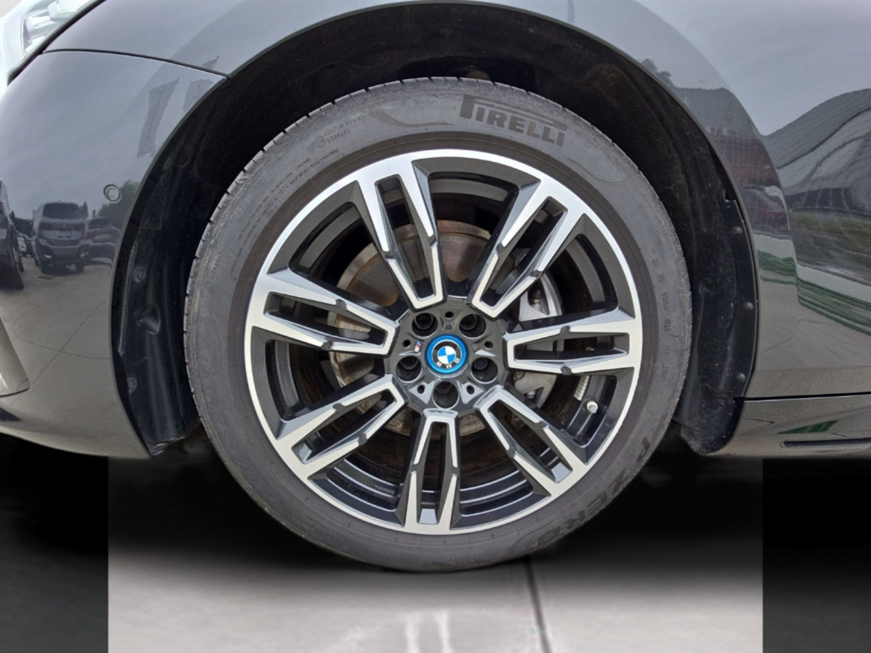 BMW i5 eDrive40 color Gris. Año 2024. 250KW(340CV). Elétrico. En concesionario MCoutinho Bomcar Leiria de Leiria
