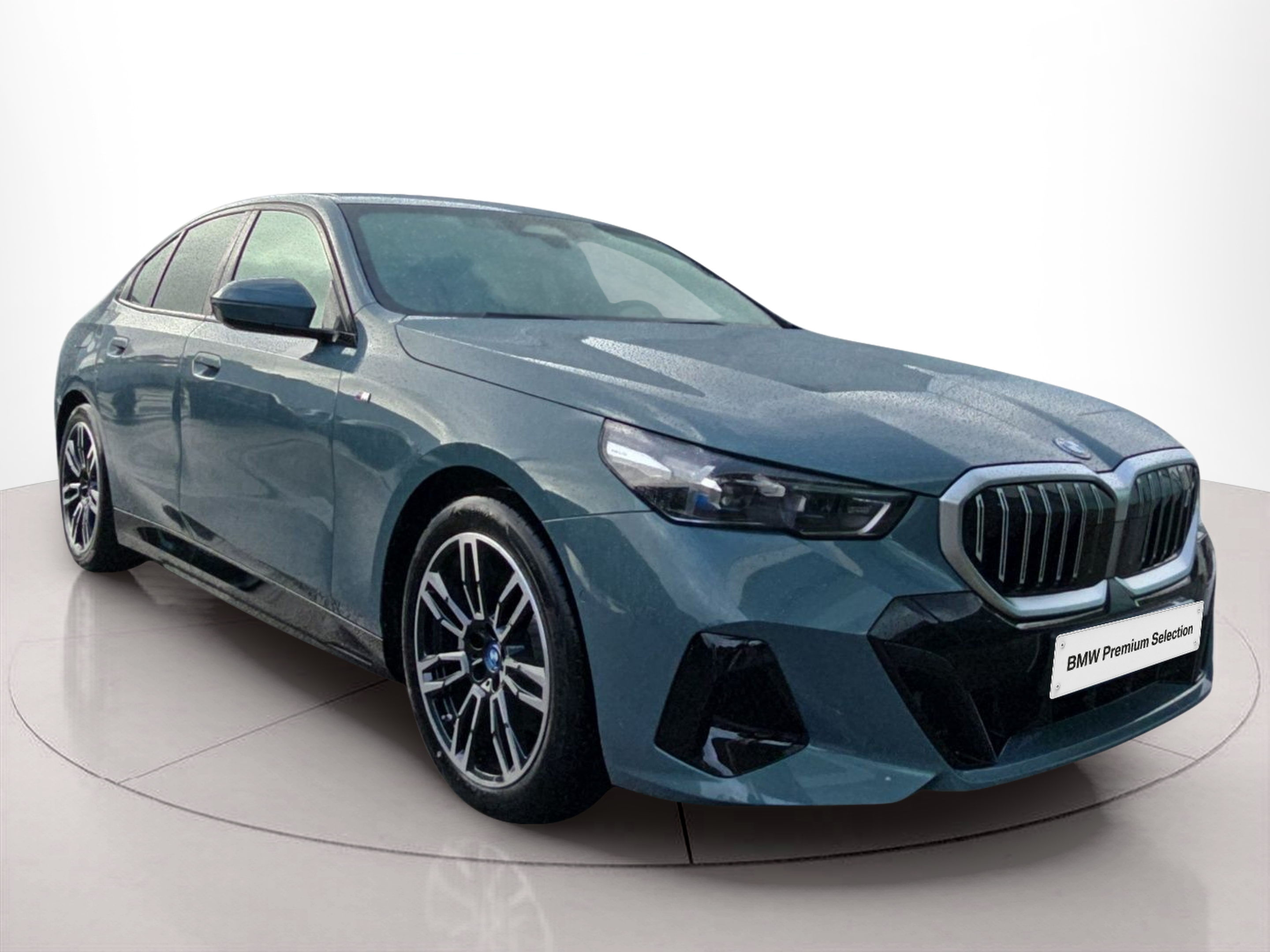 BMW i5 eDrive40 color Verde. Año 2026. 250KW(340CV). Elétrico. En concesionario MCoutinho Bomcar Leiria de Leiria