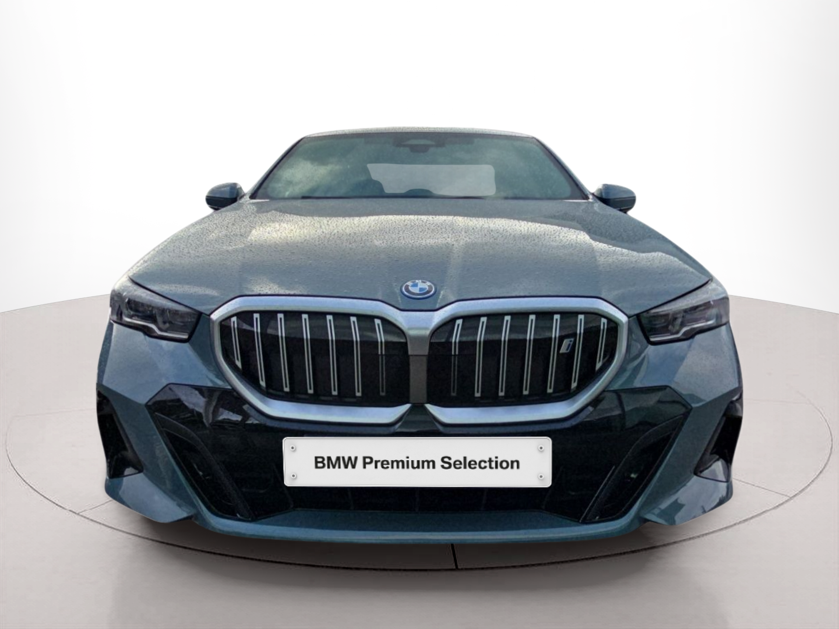 Fotos de BMW i5 eDrive40 color Verde. Año 2026. 250KW(340CV). Elétrico. En concesionario MCoutinho Bomcar Leiria de Leiria