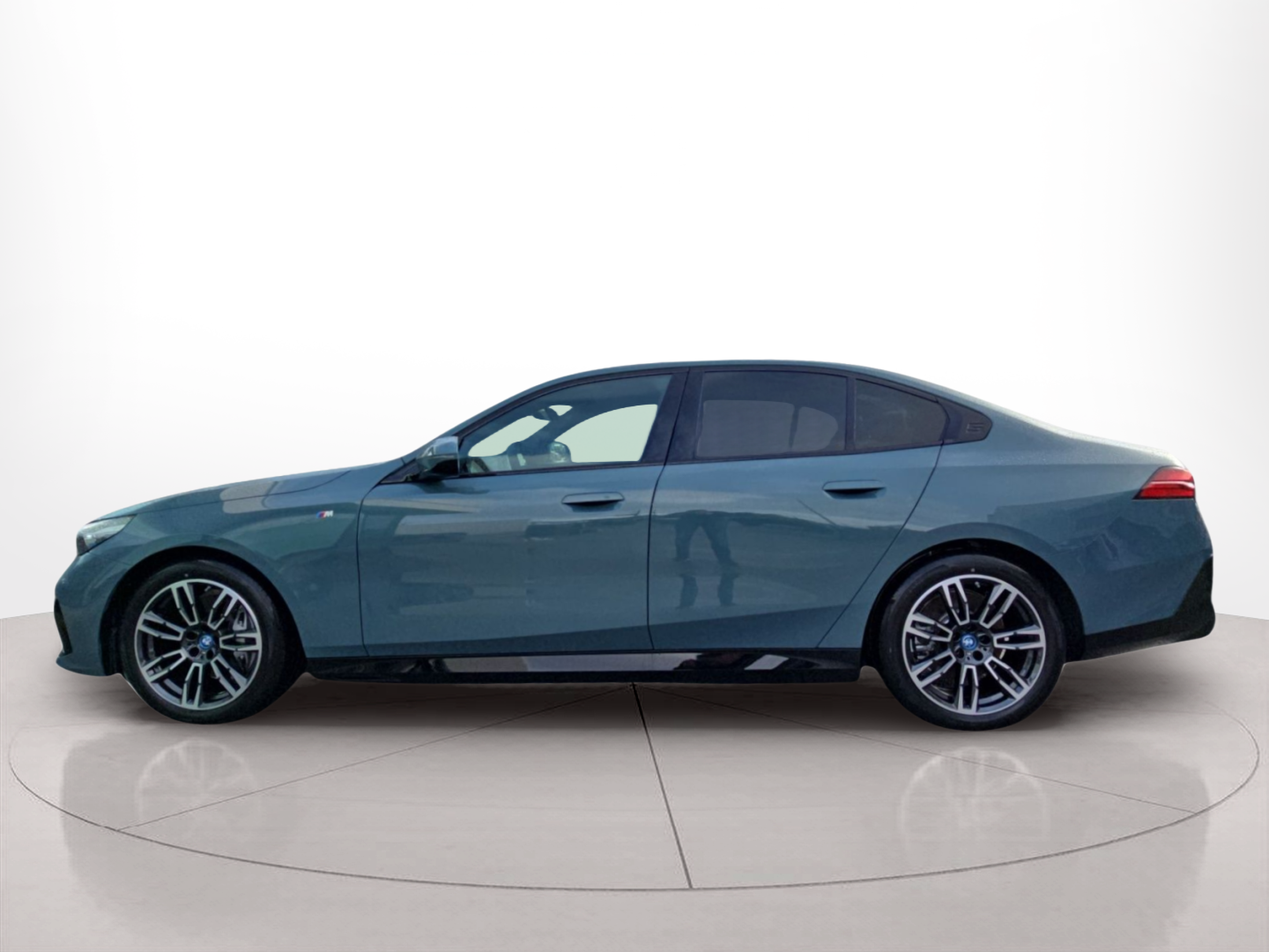 Fotos de BMW i5 eDrive40 color Verde. Año 2026. 250KW(340CV). Elétrico. En concesionario MCoutinho Bomcar Leiria de Leiria