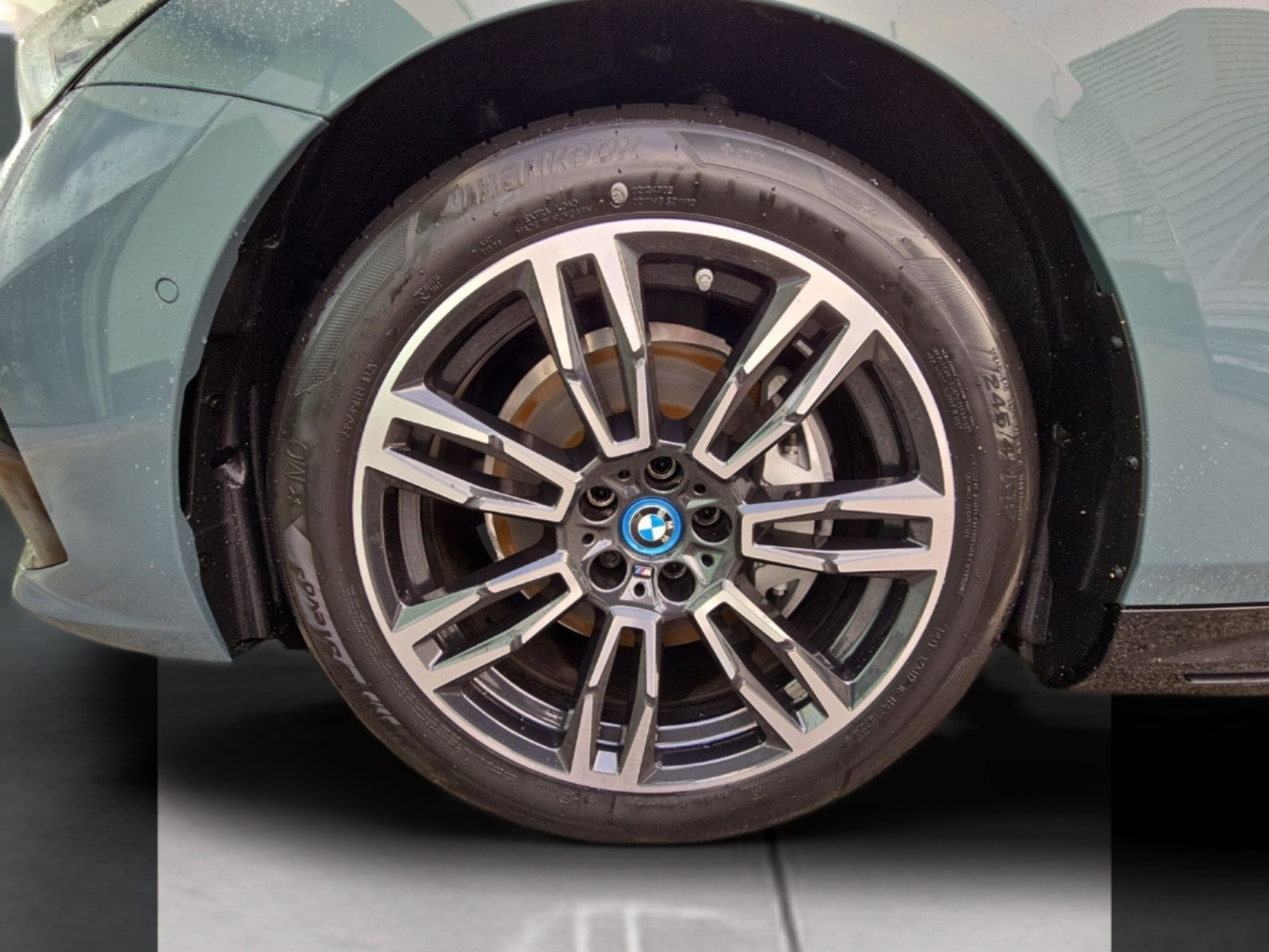 BMW i5 eDrive40 color Verde. Año 2026. 250KW(340CV). Elétrico. En concesionario MCoutinho Bomcar Leiria de Leiria