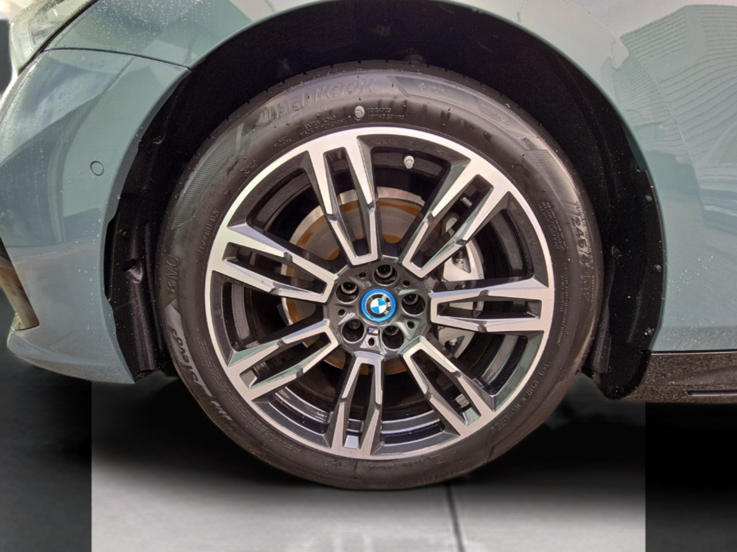 BMW i5 eDrive40 color Verde. Año 2026. 250KW(340CV). Elétrico. En concesionario MCoutinho Bomcar Leiria de Leiria