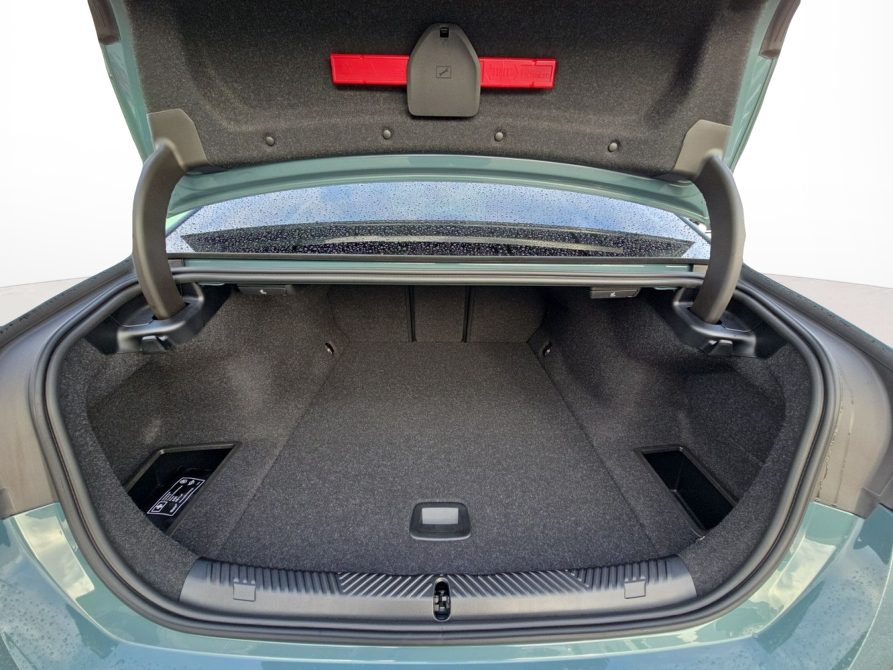 BMW i5 eDrive40 color Verde. Año 2026. 250KW(340CV). Elétrico. En concesionario MCoutinho Bomcar Leiria de Leiria