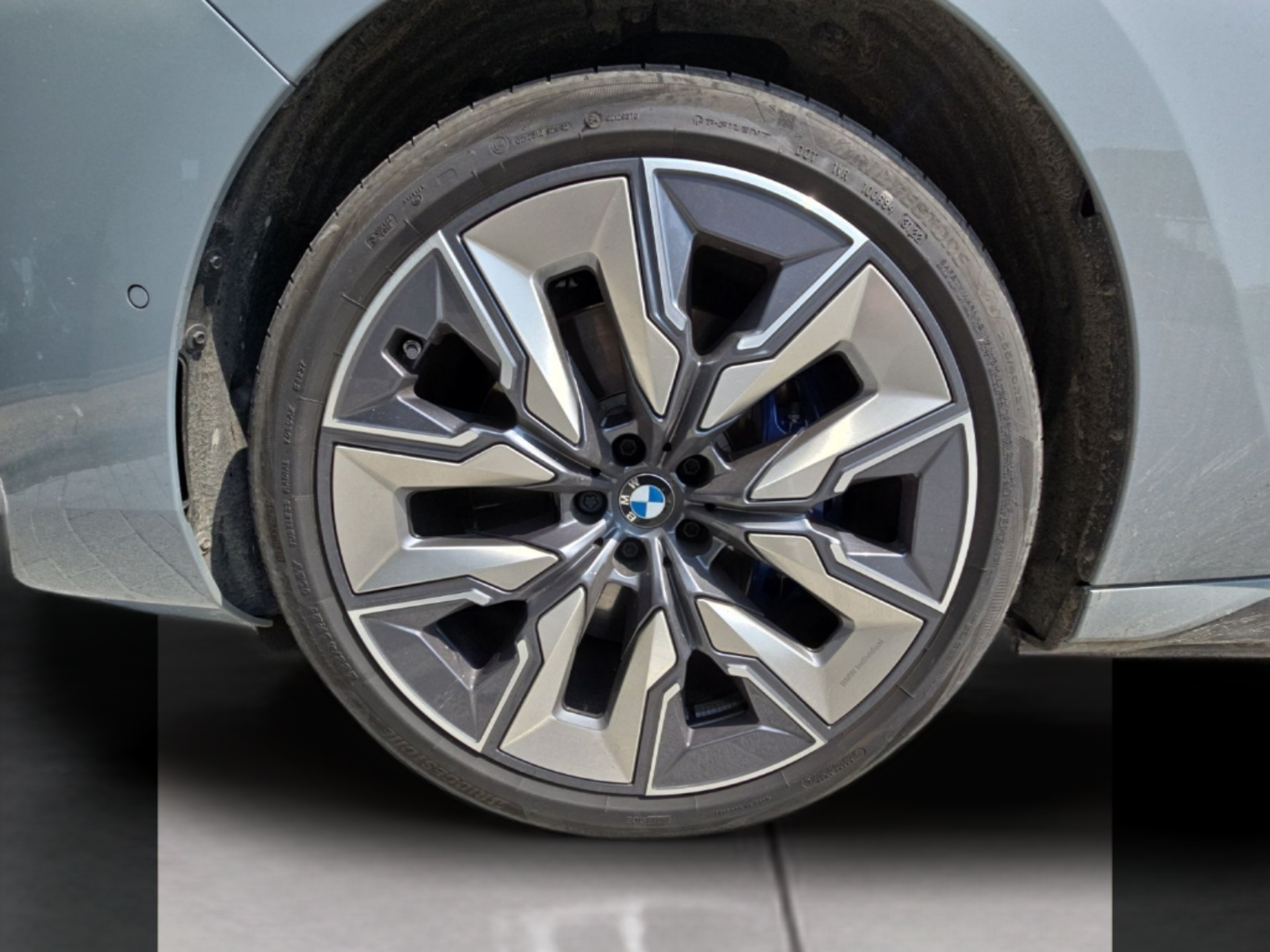 BMW I7 xDrive60 color Gris. Año 2025. 400KW(544CV). Elétrico. En concesionario MCoutinho Bomcar Coimbra de Coimbra